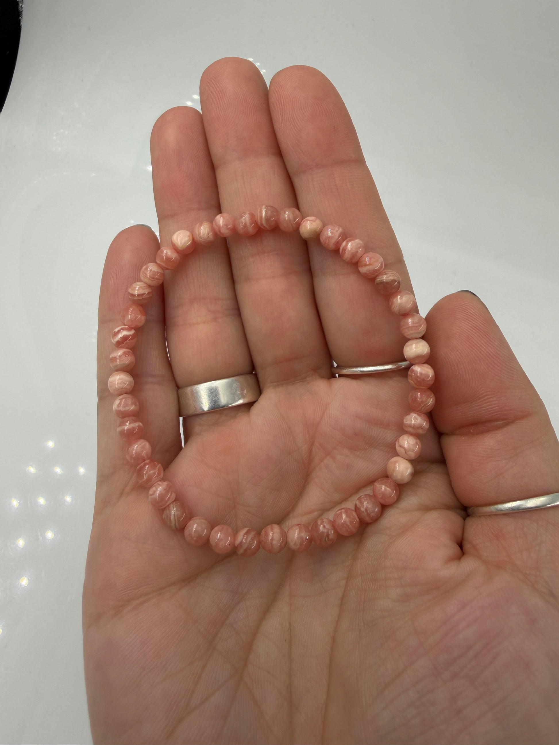 Rhodochrosit Kugelarmband mit charakteristischen rosa Bänderungen – mineralogisches Unikat, Umfang 18 cm