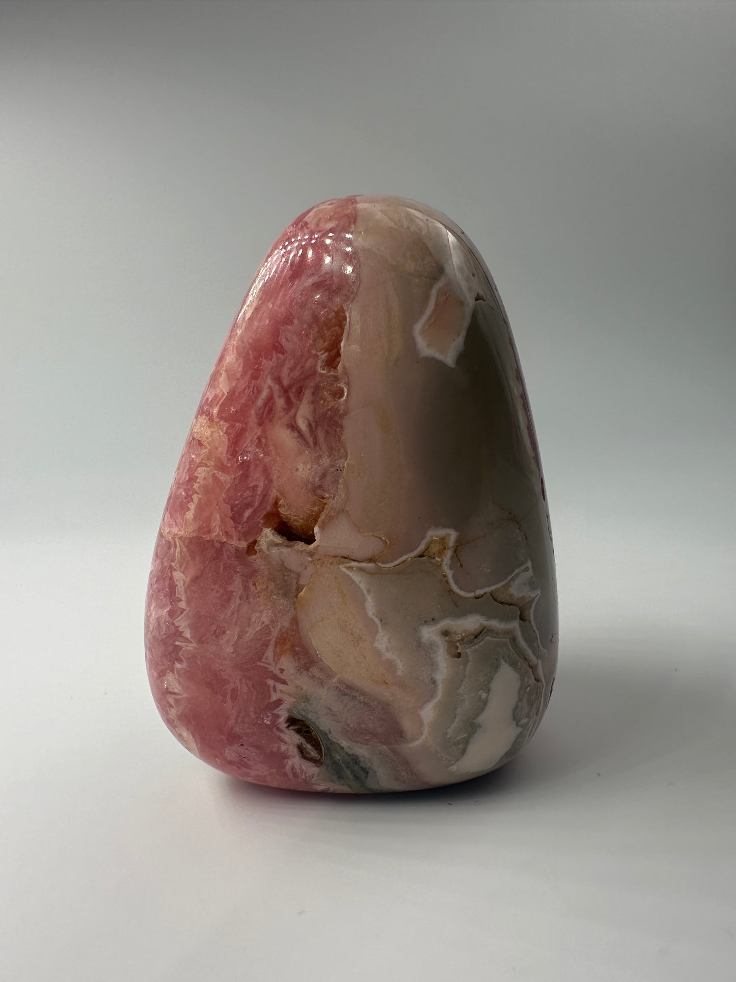 Rhodochrosit Freiform RFC180, 6×4,6 cm, poliert, mit charakteristischer konzentrischer Rosarosa-Bänderung 