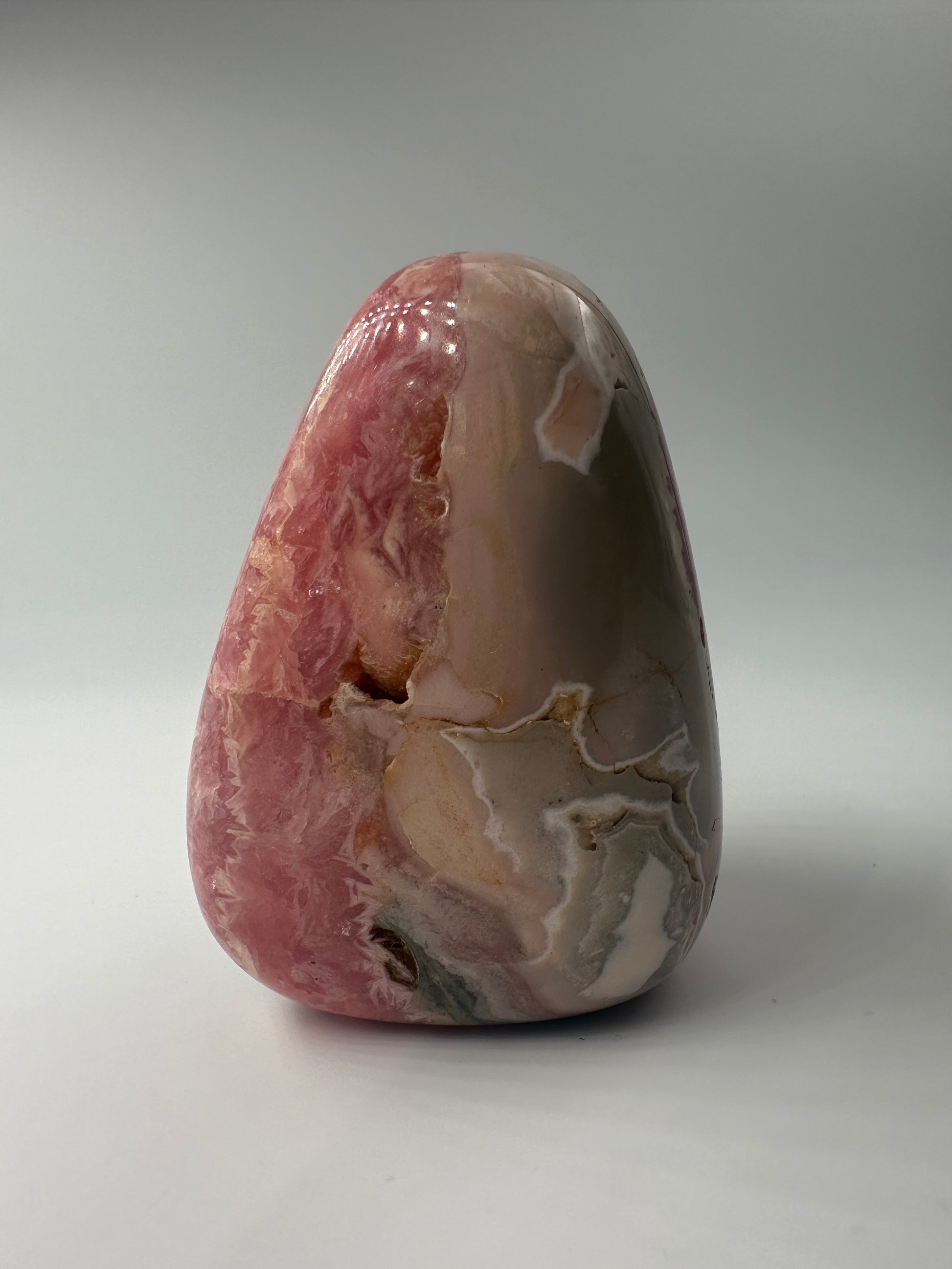 Rhodochrosit Freiform RFC180, 6×4,6 cm, poliert, mit charakteristischer konzentrischer Rosarosa-Bänderung 
