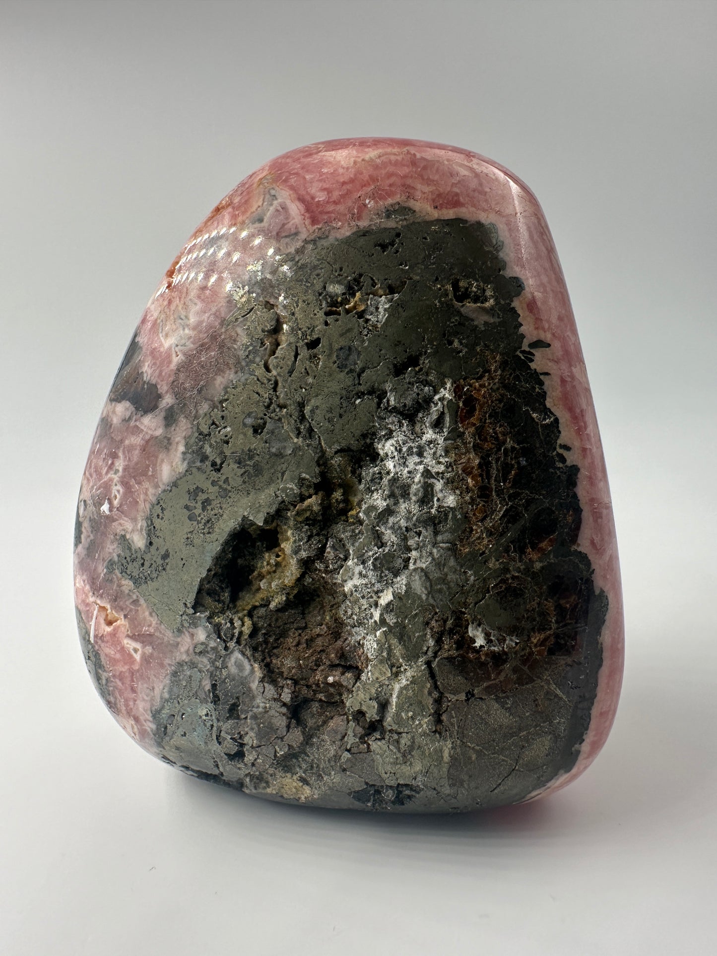Rhodochrosit Freiform RFC180, 6×4,6 cm, poliert, mit charakteristischer konzentrischer Rosarosa-Bänderung 