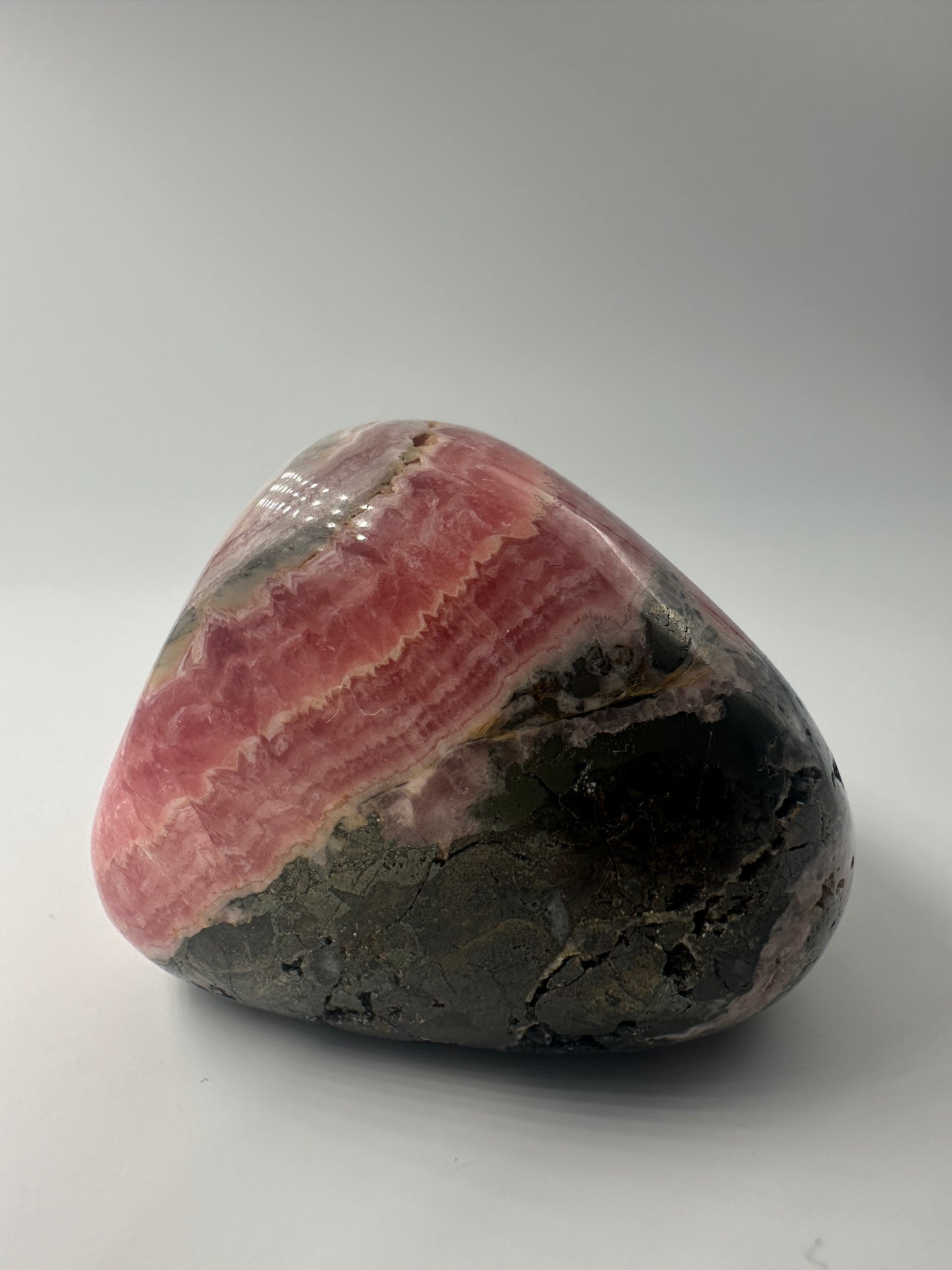 Rhodochrosit Freiform RFC180, 6×4,6 cm, poliert, mit charakteristischer konzentrischer Rosarosa-Bänderung 