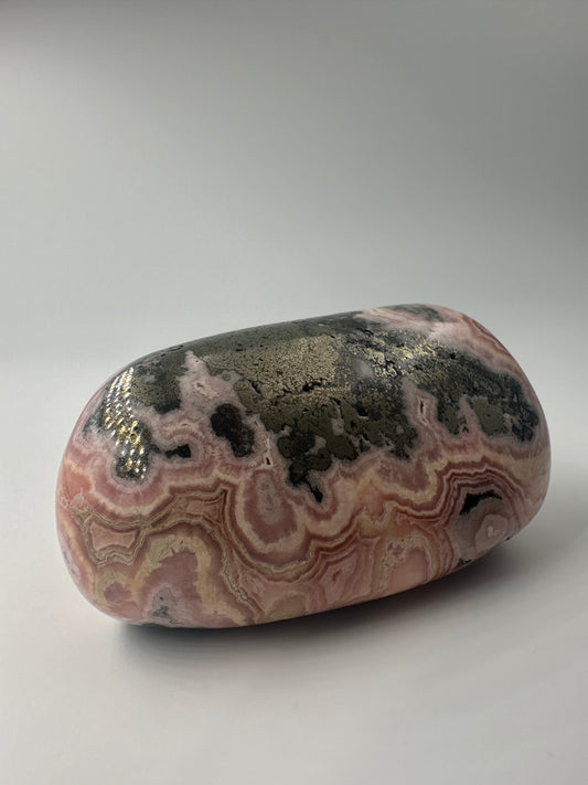 Rhodochrosit Freiform RFD160, 6,4×5 cm, poliert, mit charakteristischer konzentrischer Rosarosa-Bänderung 