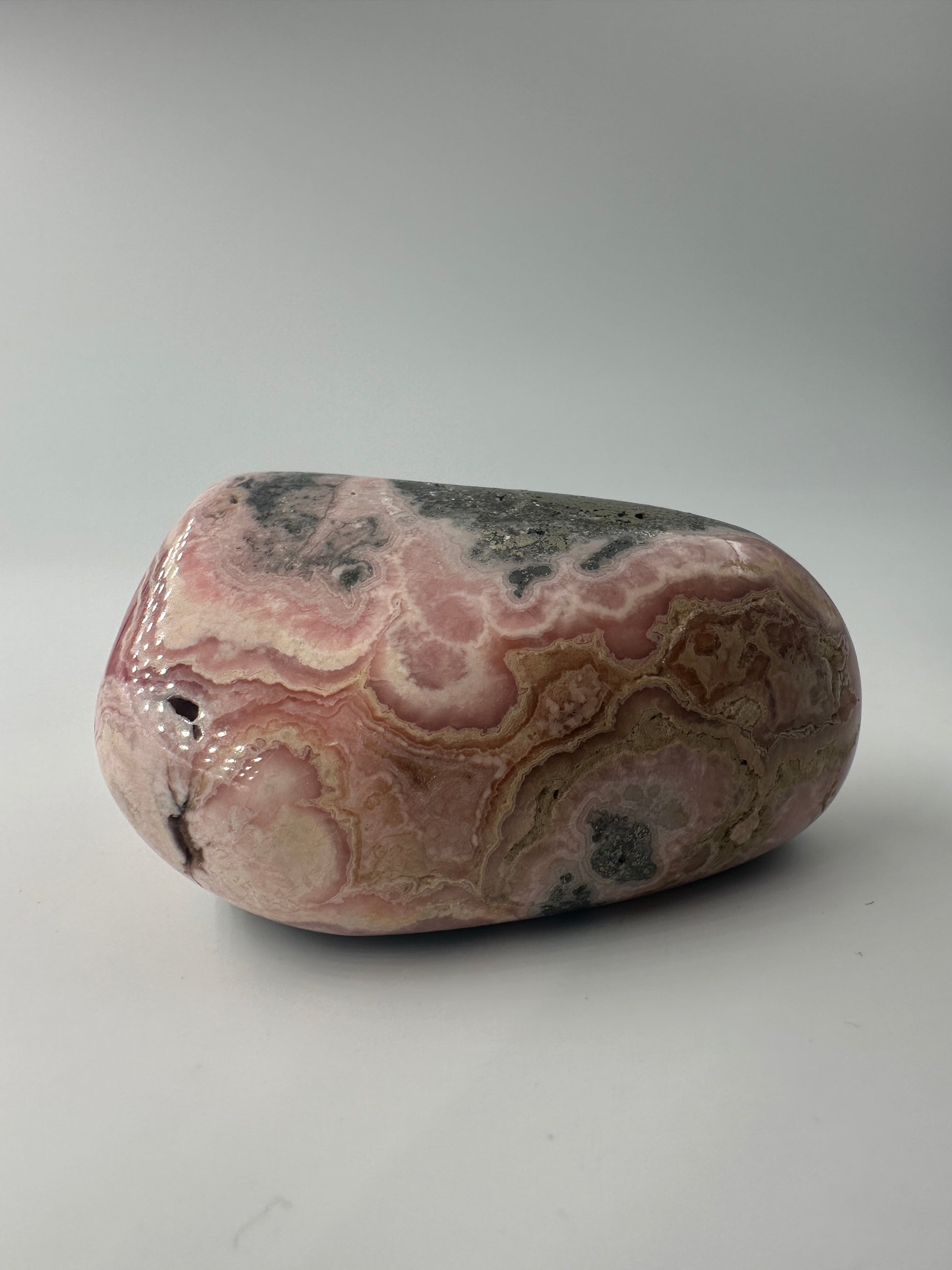 Rhodochrosit Freiform RFD160, 6,4×5 cm, poliert, mit charakteristischer konzentrischer Rosarosa-Bänderung 