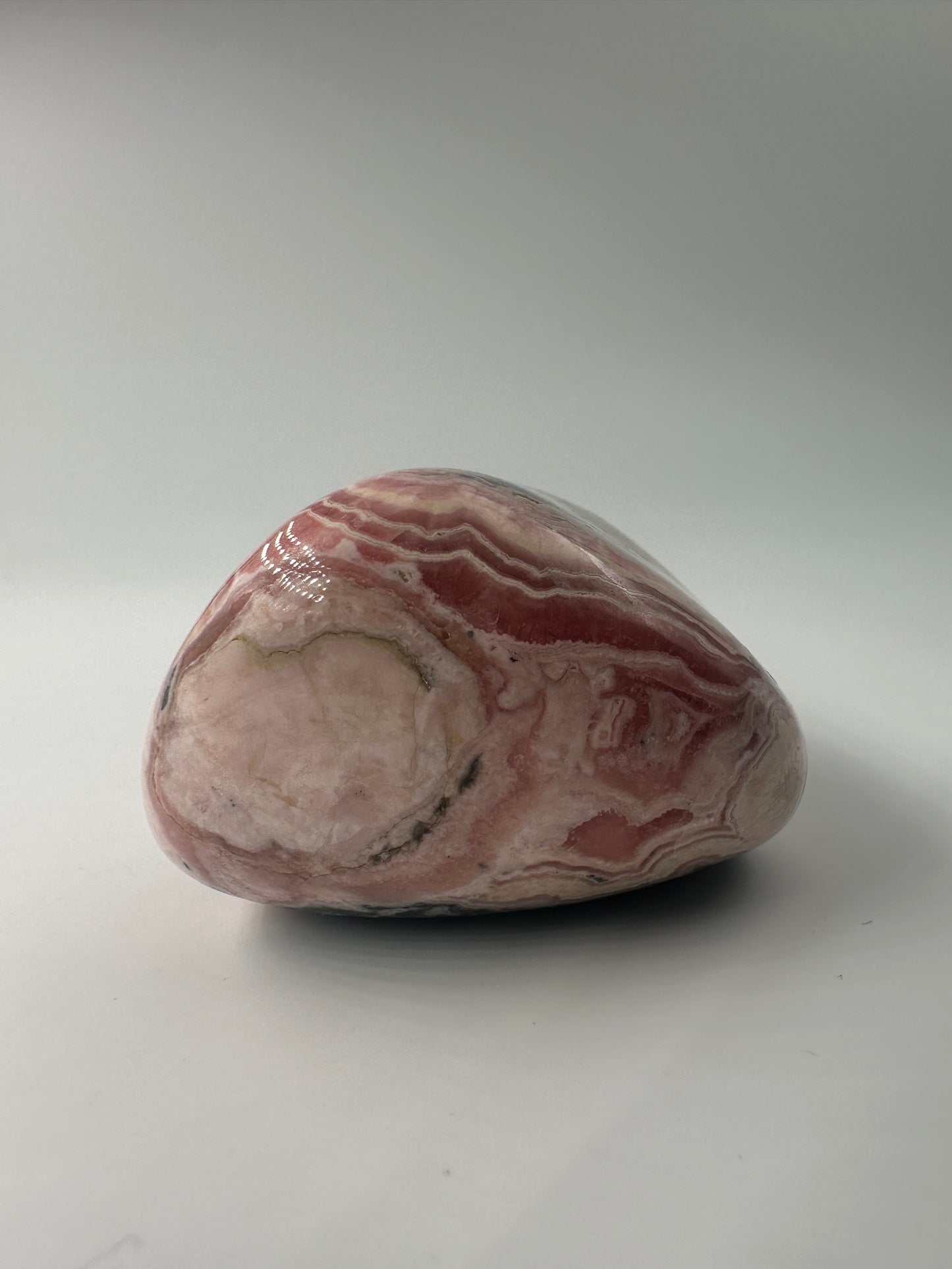 Rhodochrosit Freiform RFD160, 6,4×5 cm, poliert, mit charakteristischer konzentrischer Rosarosa-Bänderung 