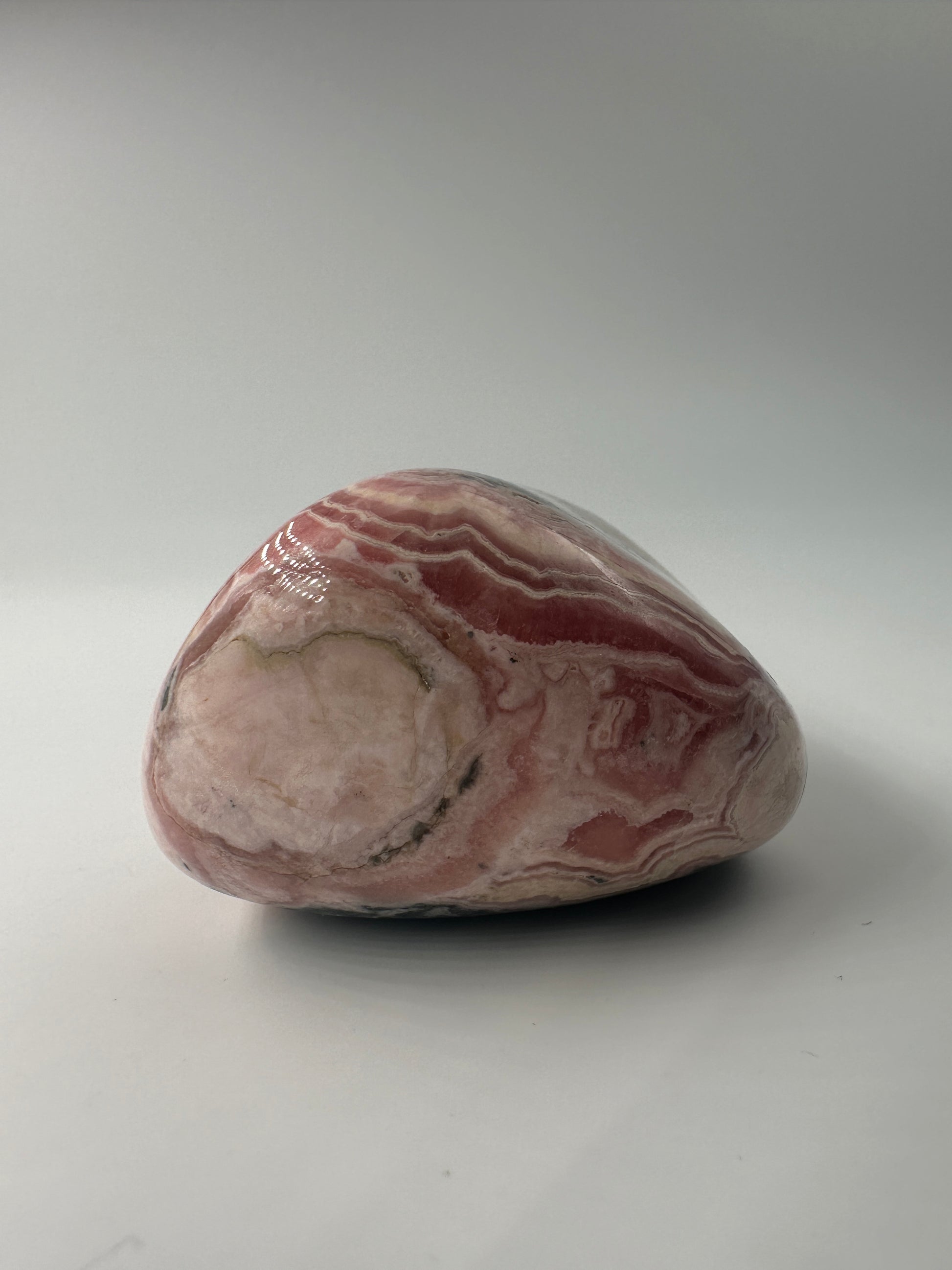 Rhodochrosit Freiform RFD160, 6,4×5 cm, poliert, mit charakteristischer konzentrischer Rosarosa-Bänderung 