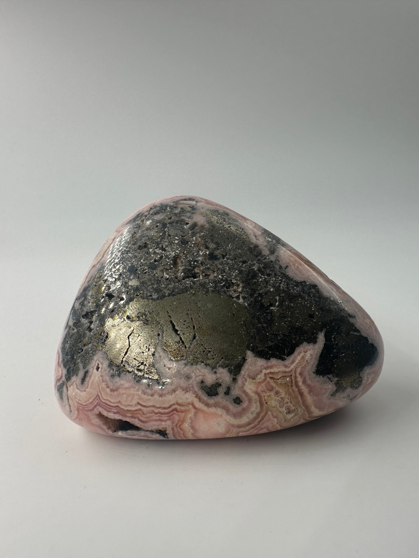 Rhodochrosit Freiform RFD160, 6,4×5 cm, poliert, mit charakteristischer konzentrischer Rosarosa-Bänderung 
