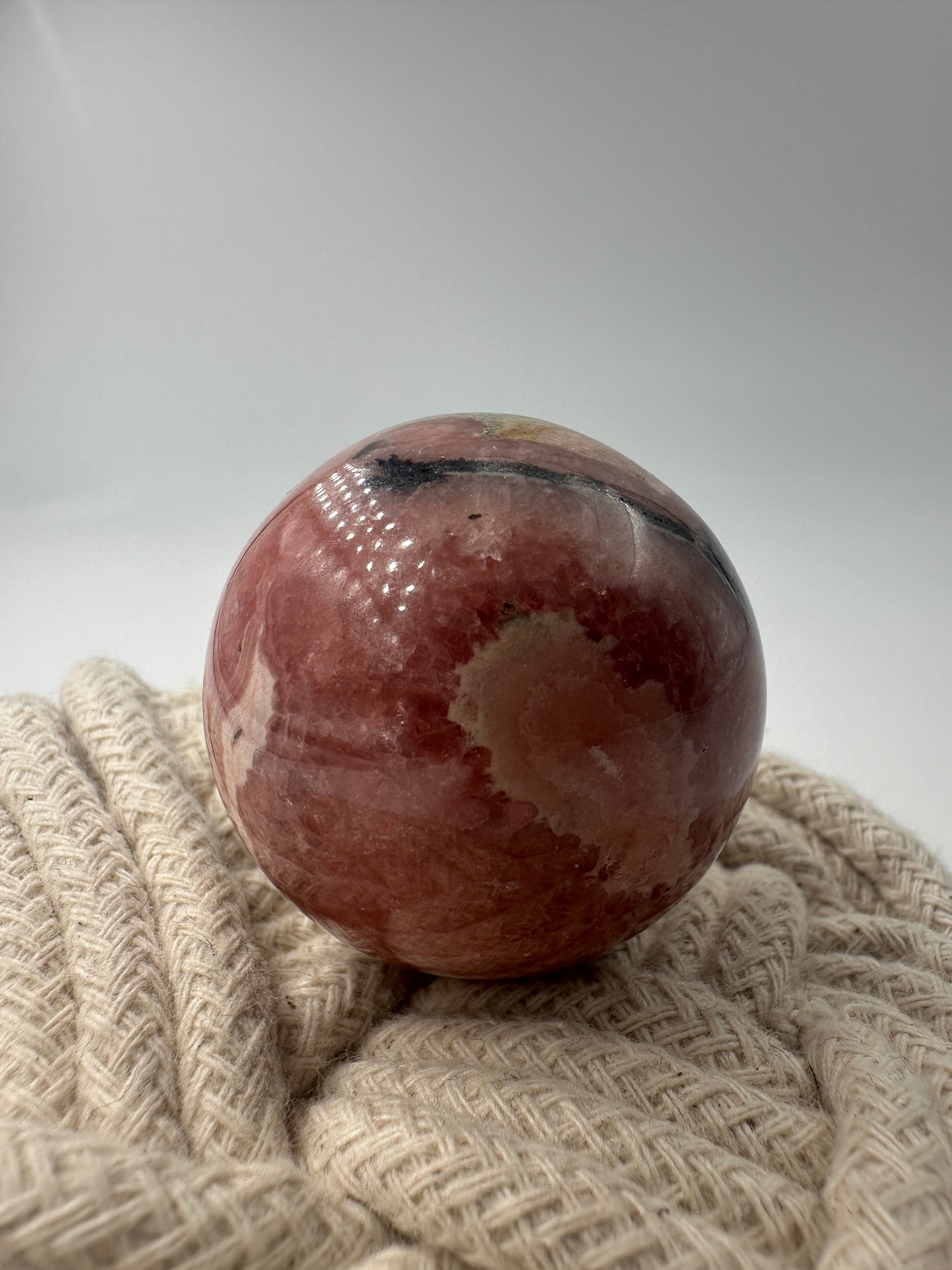 Rhodochrosit Kugel RA120, Ø 4 cm, mit leuchtender konzentrischer Rosarosa-Bänderung