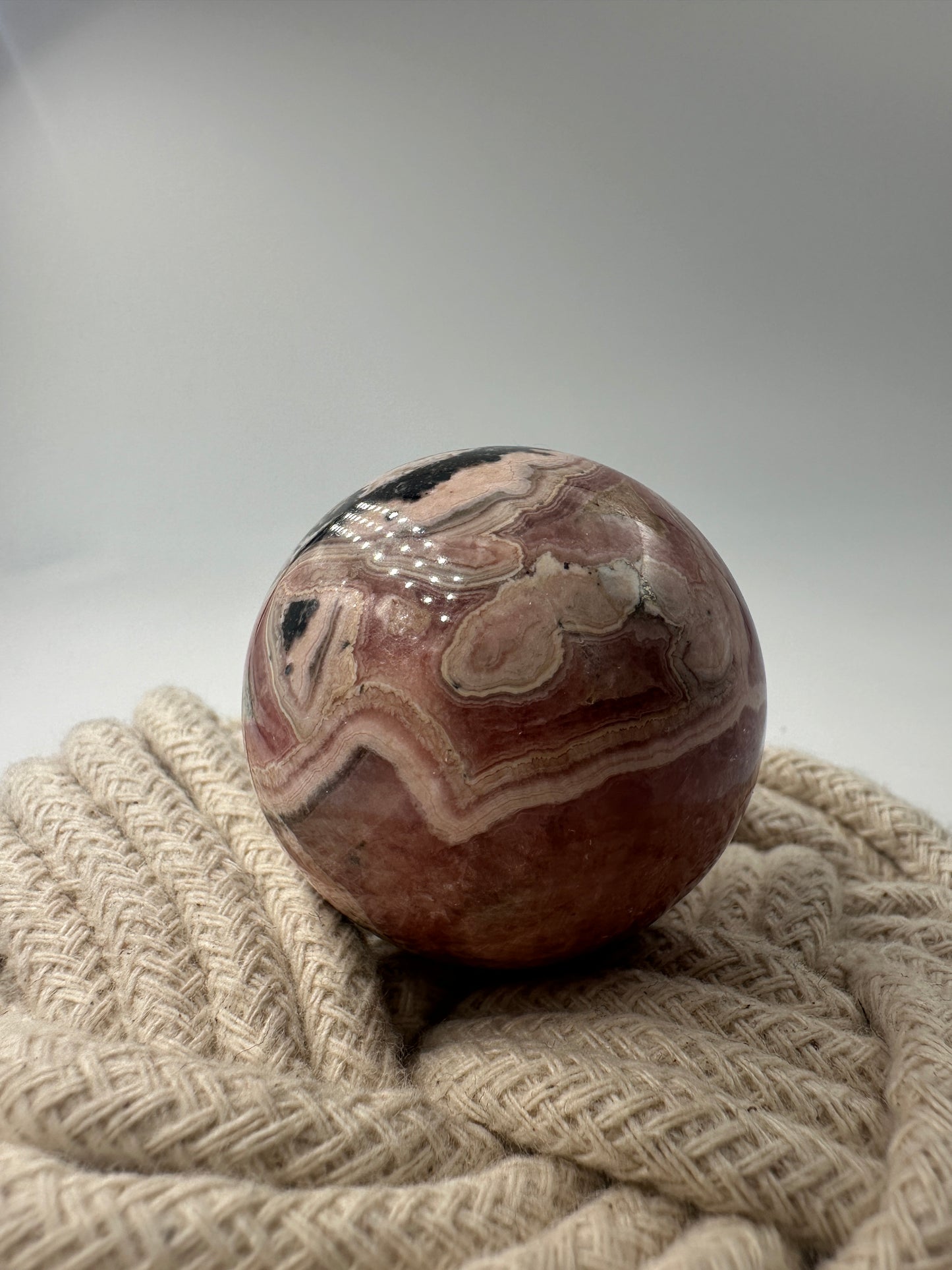 Rhodochrosit Kugel RA120, Ø 4 cm, mit leuchtender konzentrischer Rosarosa-Bänderung