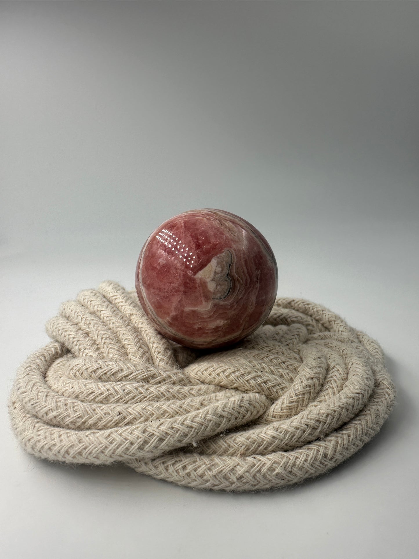 Rhodochrosit Kugel RB120, Ø 4 cm, mit leuchtender konzentrischer Rosarosa-Bänderung 