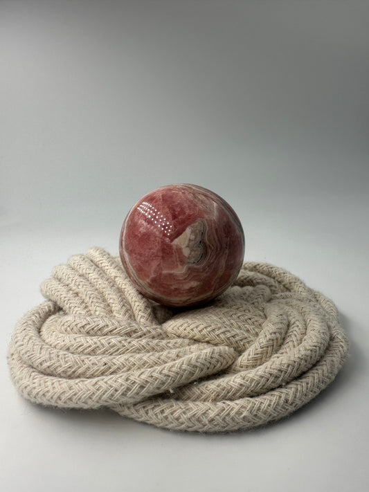 Rhodochrosit Kugel RB120, Ø 4 cm, mit leuchtender konzentrischer Rosarosa-Bänderung 