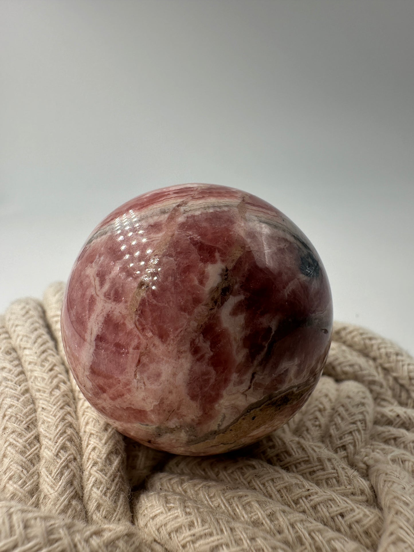 Rhodochrosit Kugel RB120, Ø 4 cm, mit leuchtender konzentrischer Rosarosa-Bänderung 