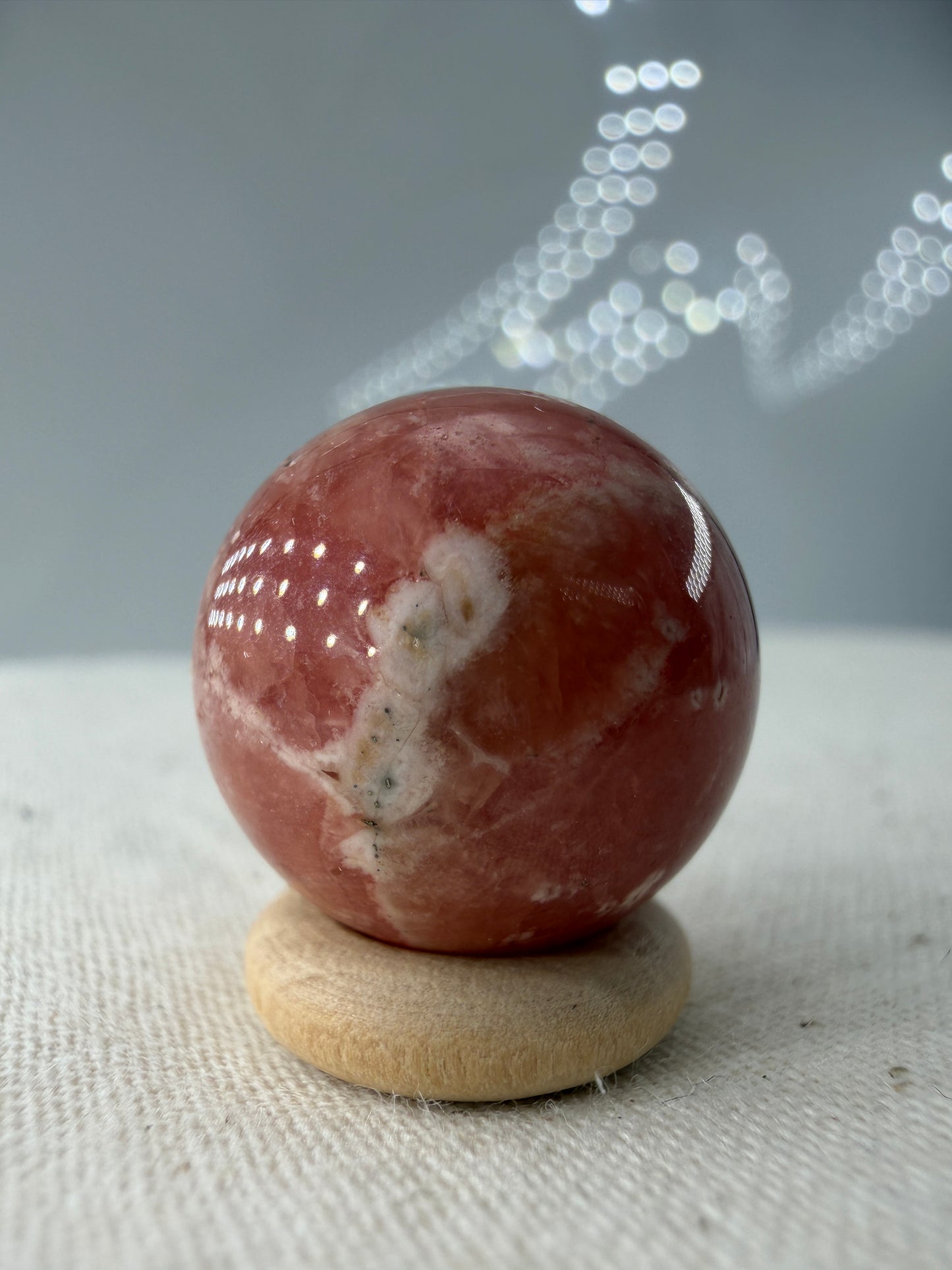 Polierte Kugel aus Rhodochrosit mit leuchtend rosa konzentrischen Bändern, Durchmesser 1,7cm.