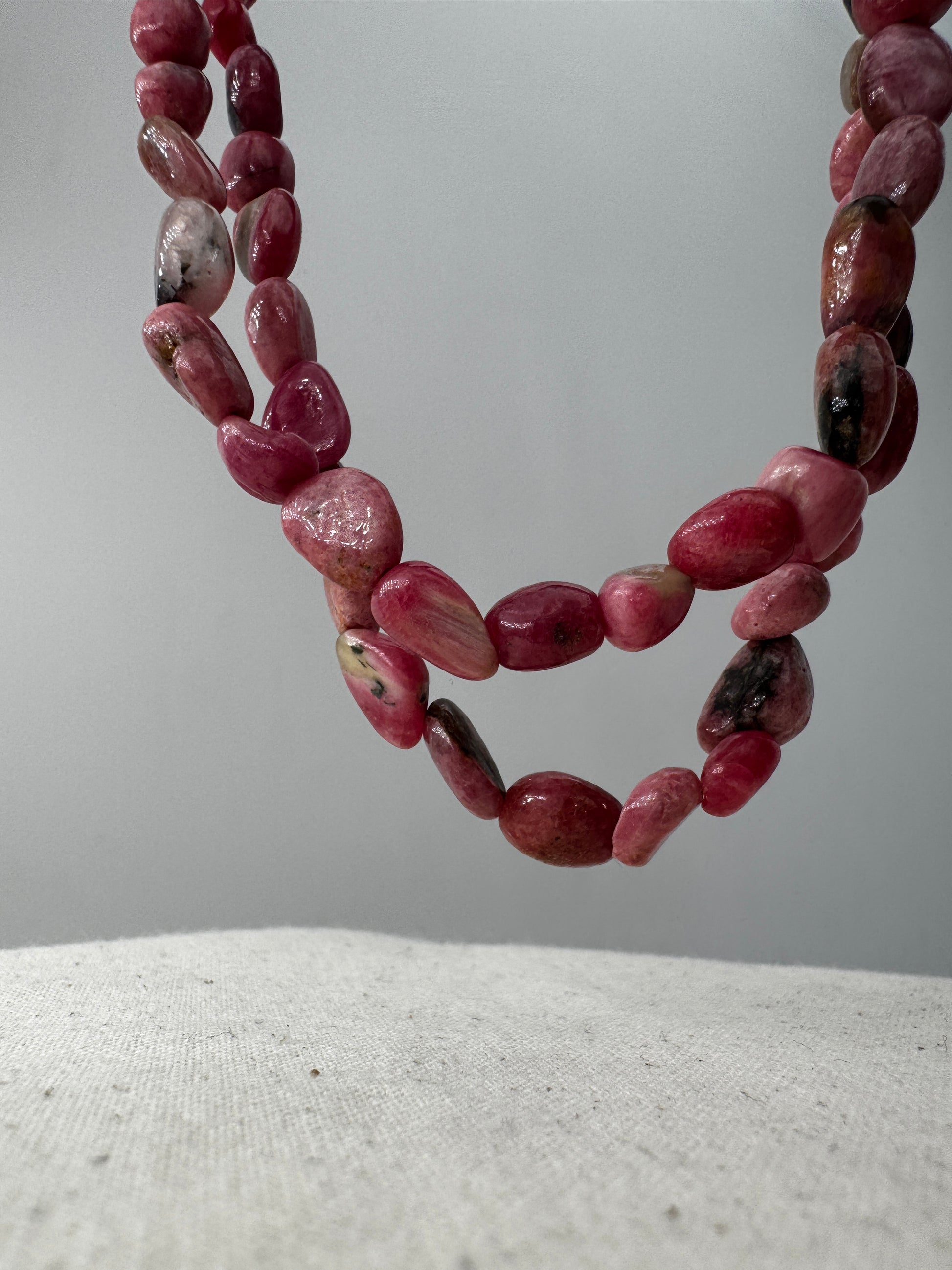 Rhodonit-Kette mit rosa Stein und schwarzen Mangan­oxid-Adern.