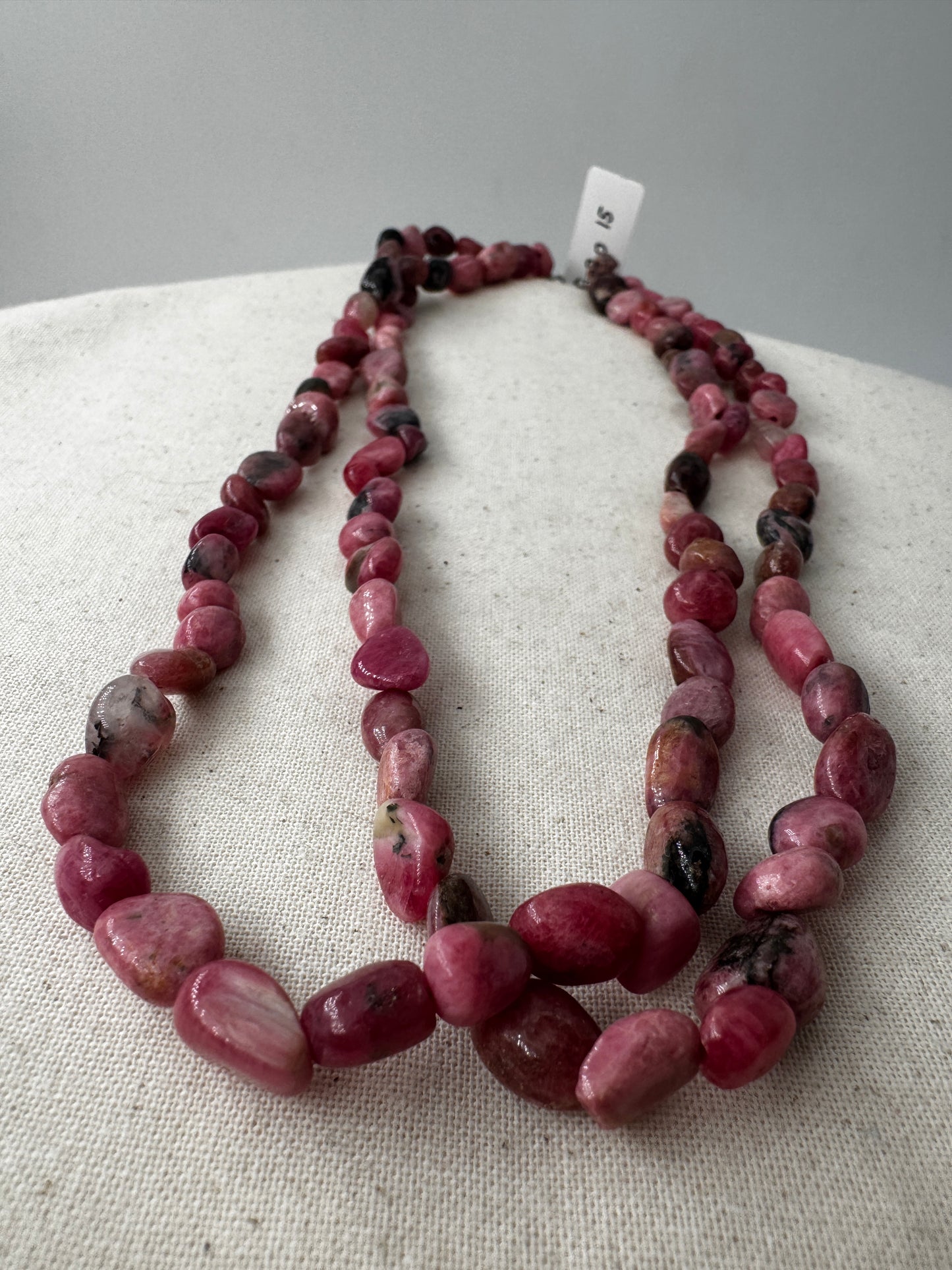 Rhodonit-Kette mit rosa Stein und schwarzen Mangan­oxid-Adern.