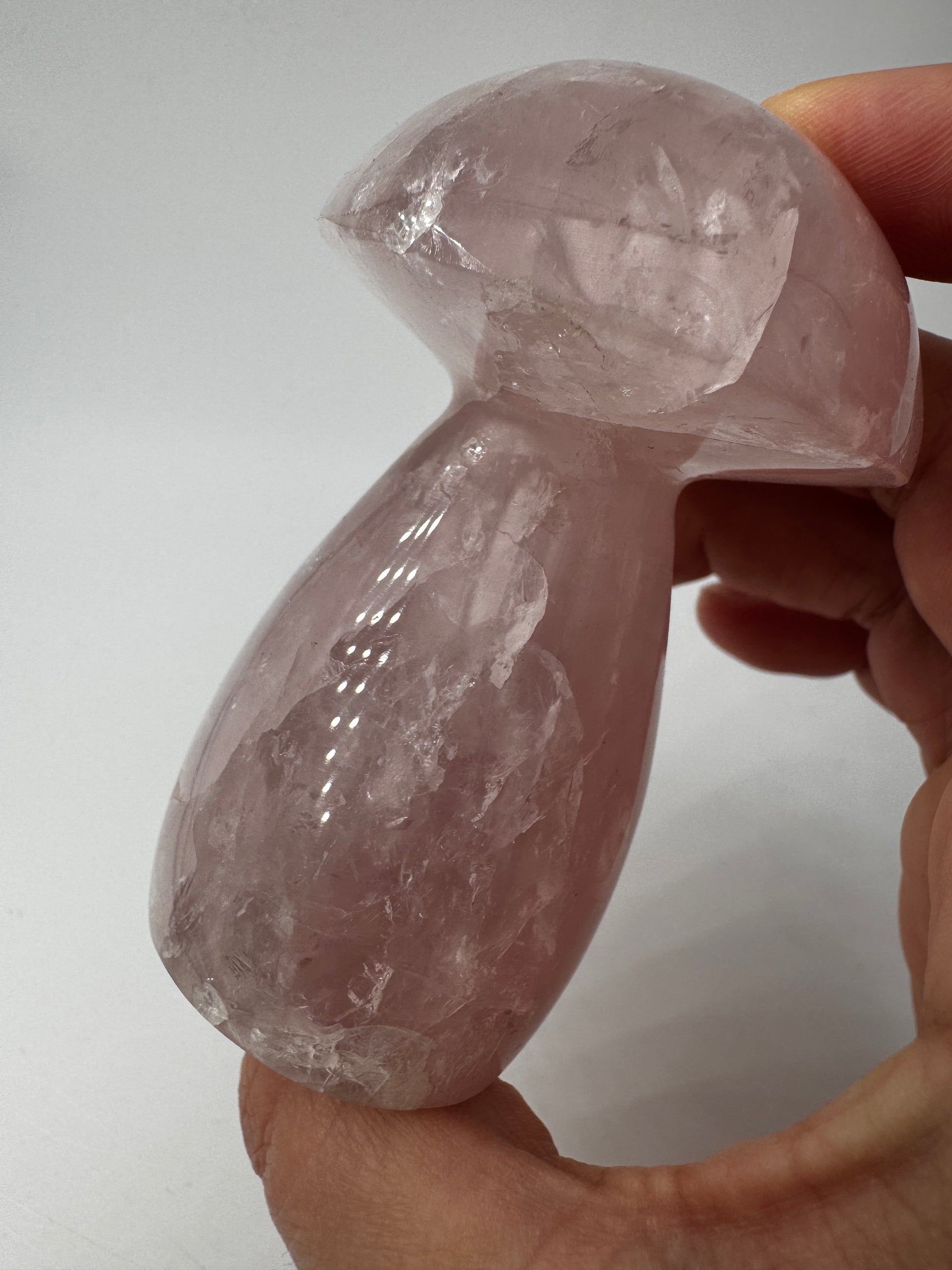 Rosenquarz-Carving RP20 in Pilzform, 7,8×4,7 cm – handgeschliffenes Mineral in warmem Rosa mit seidig-matter Oberfläche und natürlicher Transluzenz, Sammlerobjekt.