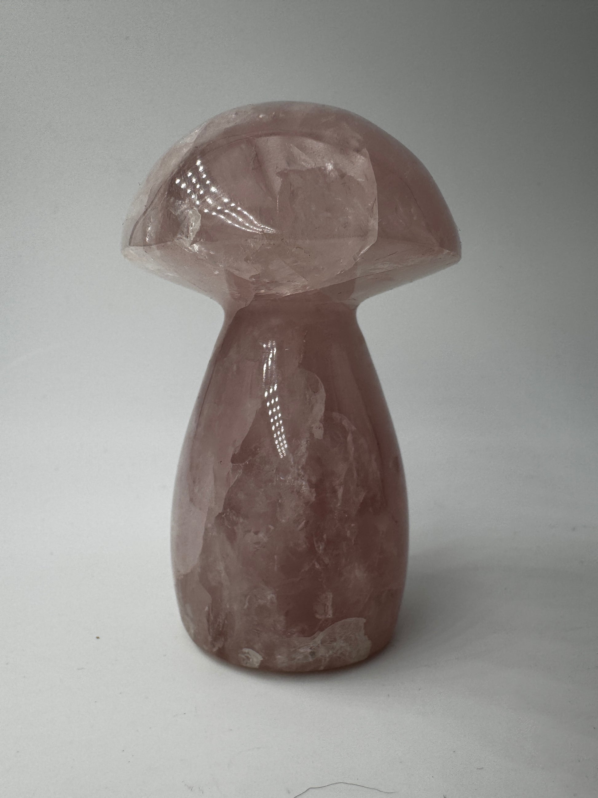 Rosenquarz-Carving RP20 in Pilzform, 7,8×4,7 cm – handgeschliffenes Mineral in warmem Rosa mit seidig-matter Oberfläche und natürlicher Transluzenz, Sammlerobjekt.