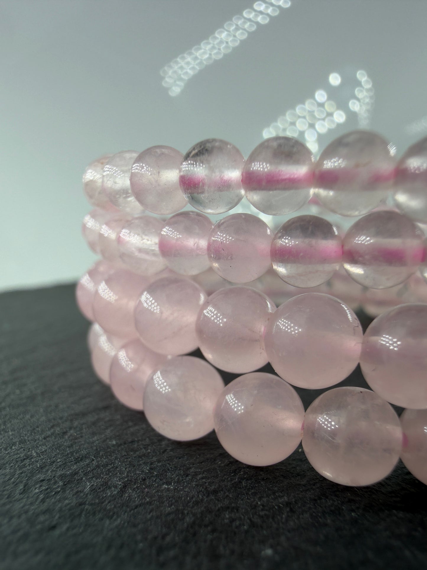 Elastisches Kugelarmbänder aus Rosenquarz mit einem natürlichen Rosa.