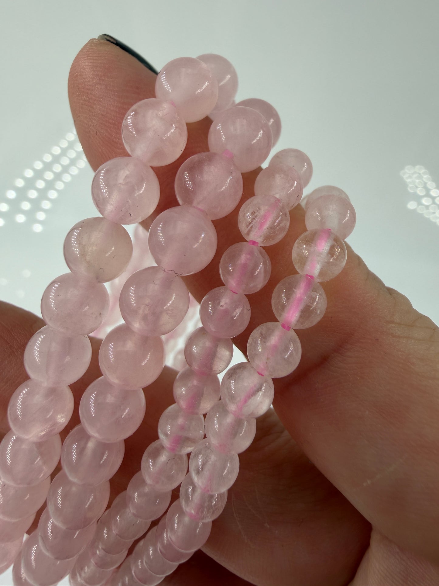 Elastisches Kugelarmbänder aus Rosenquarz mit einem natürlichen Rosa.