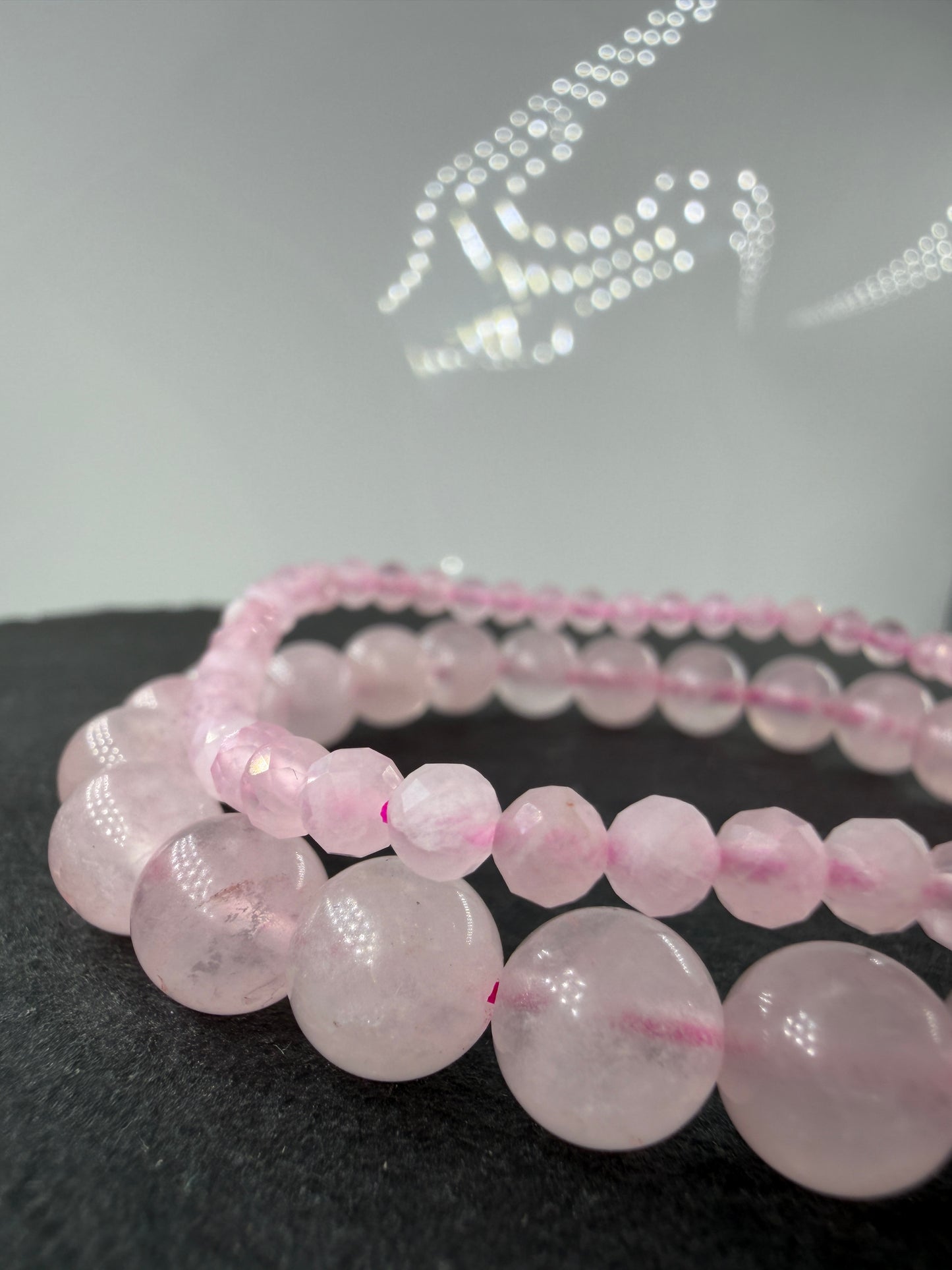 Elastisches Kugelarmbänder aus Rosenquarz mit einem natürlichen Rosa.