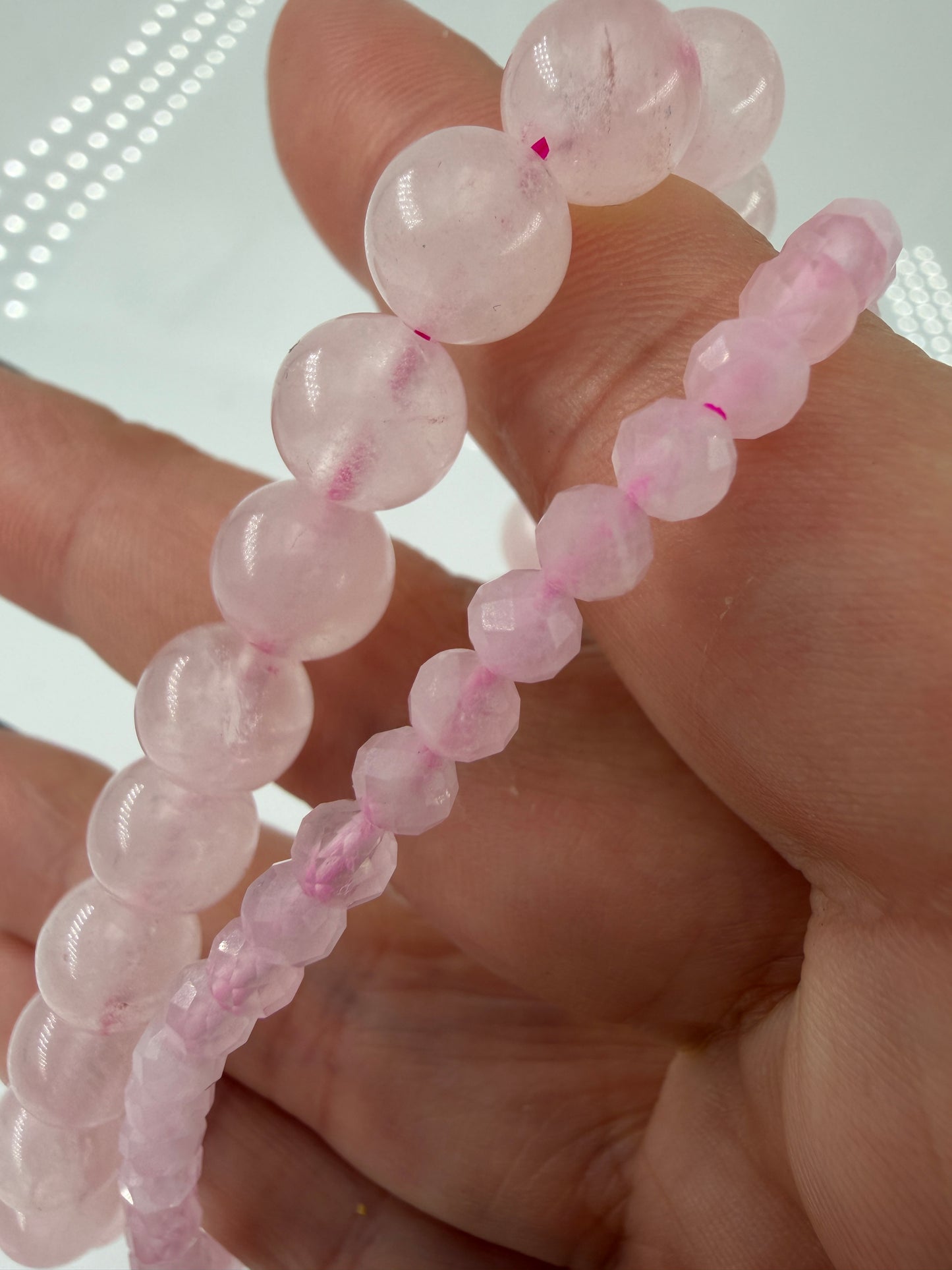 Elastisches Kugelarmbänder aus Rosenquarz mit einem natürlichen Rosa.