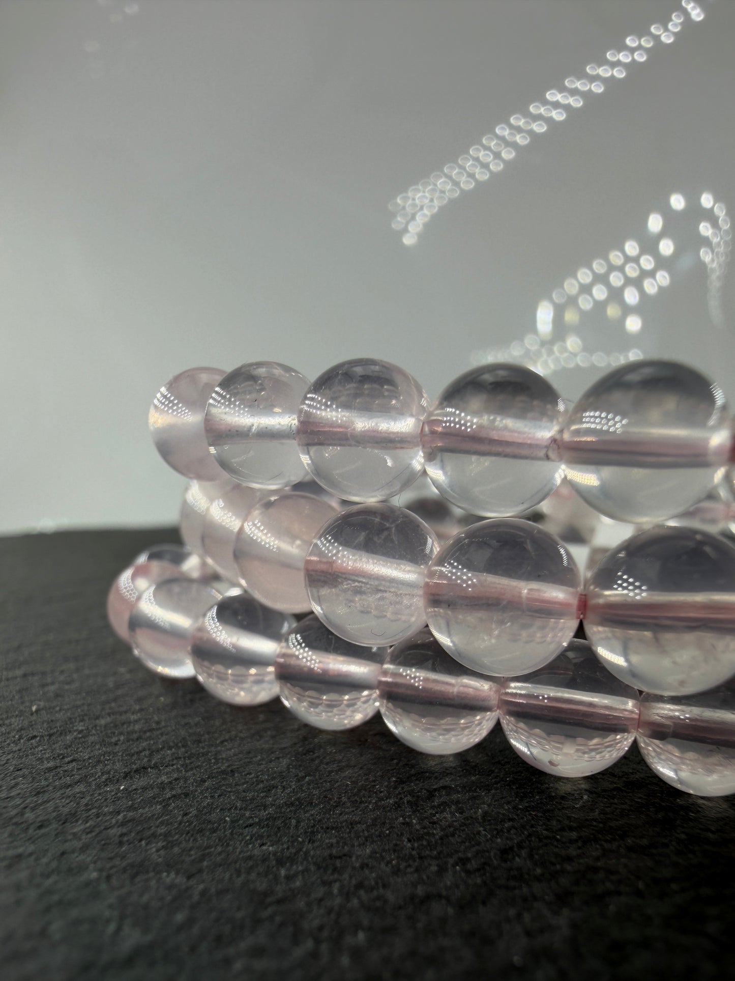 Elastisches Kugelarmband aus Rosenquarz HQ, Premiumselektion mit feiner Trigonalstruktur.