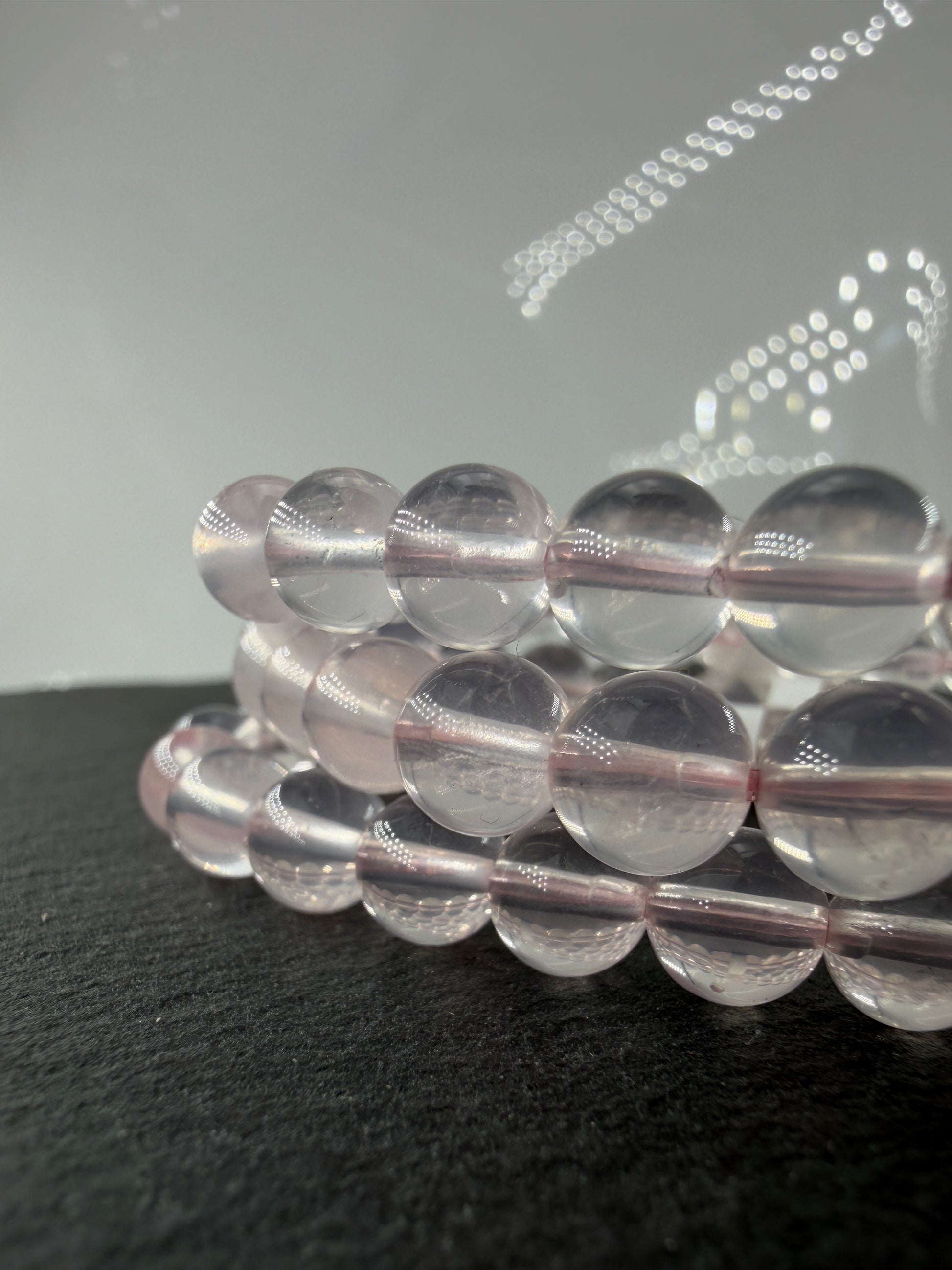 Elastisches Kugelarmband aus Rosenquarz HQ, Premiumselektion mit feiner Trigonalstruktur.