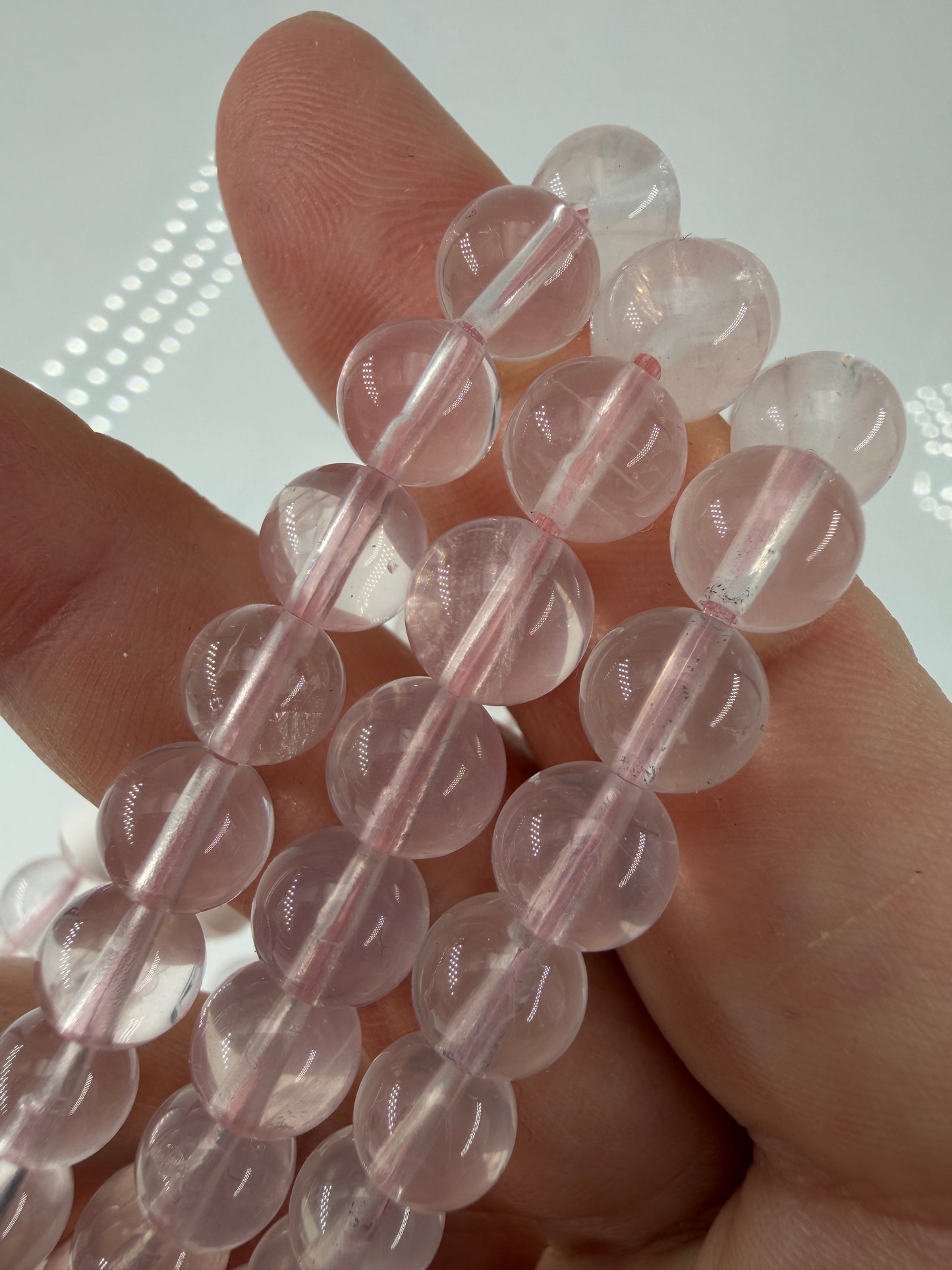Elastisches Kugelarmband aus Rosenquarz HQ, Premiumselektion mit feiner Trigonalstruktur.