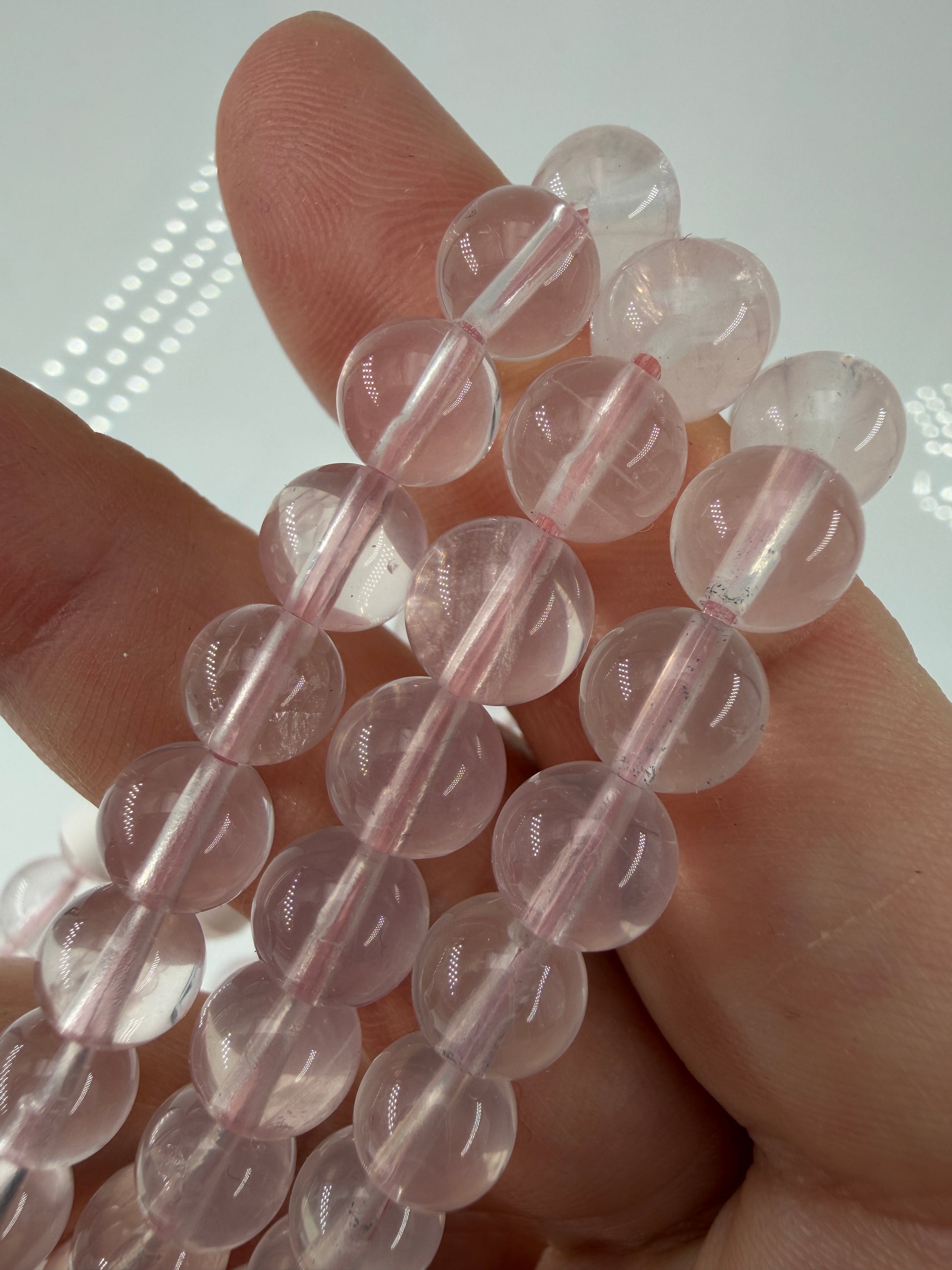 Elastisches Kugelarmband aus Rosenquarz HQ, Premiumselektion mit feiner Trigonalstruktur.