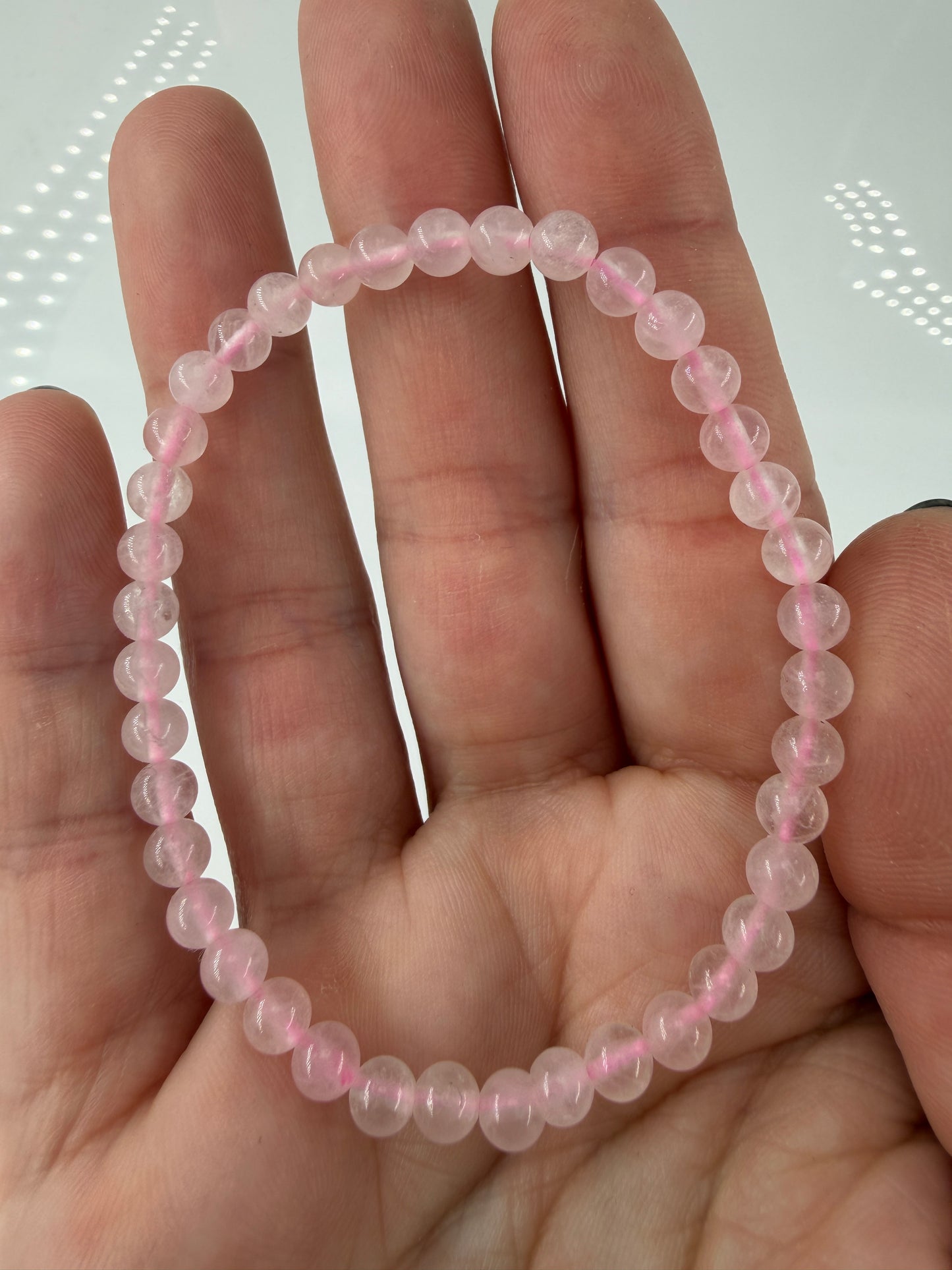 Elastisches Kugelarmbänder aus Rosenquarz mit einem natürlichen Rosa.