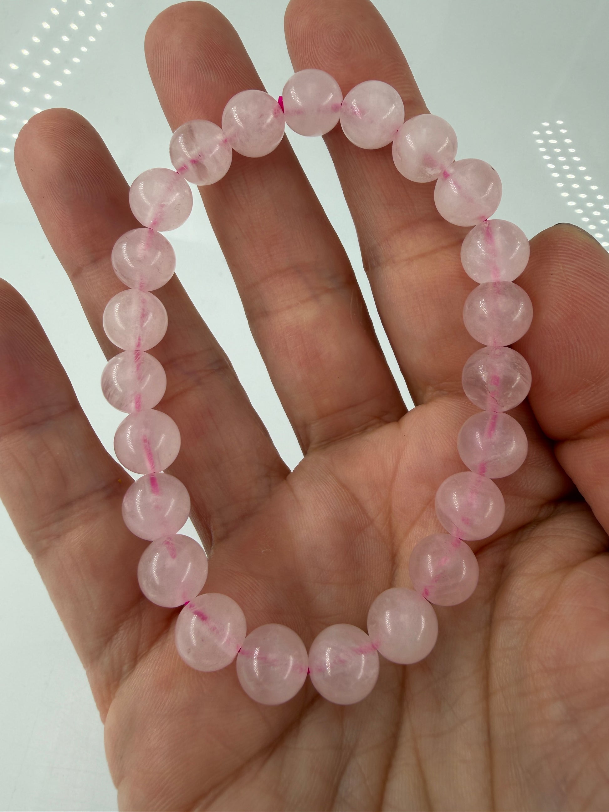 Elastisches Kugelarmbänder aus Rosenquarz mit einem natürlichen Rosa.