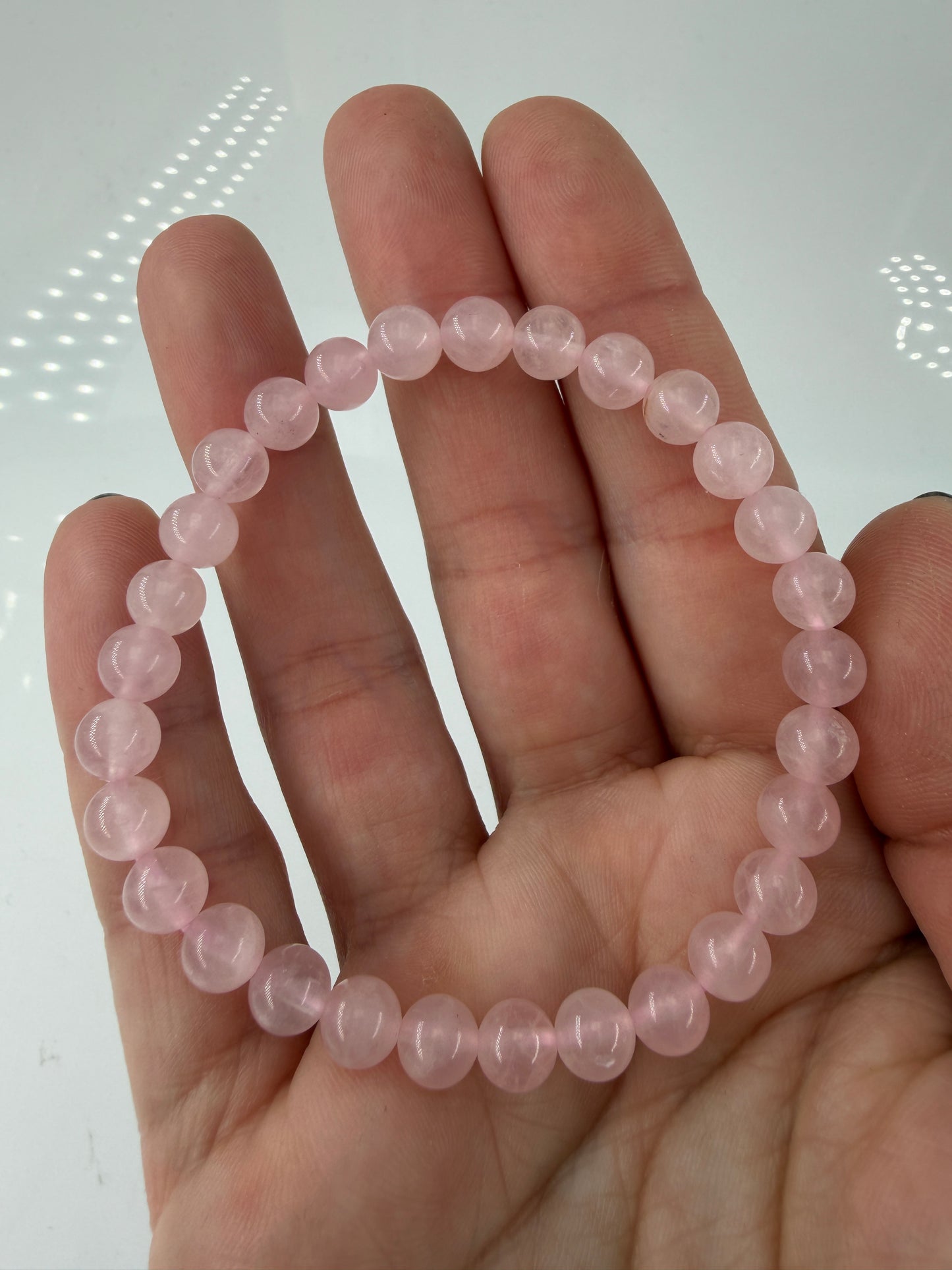 Elastisches Kugelarmbänder aus Rosenquarz mit einem natürlichen Rosa.
