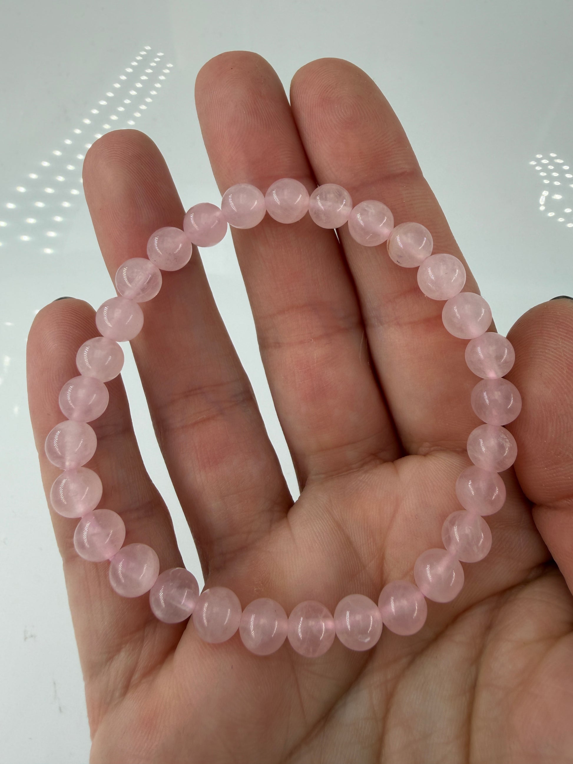 Elastisches Kugelarmbänder aus Rosenquarz mit einem natürlichen Rosa.