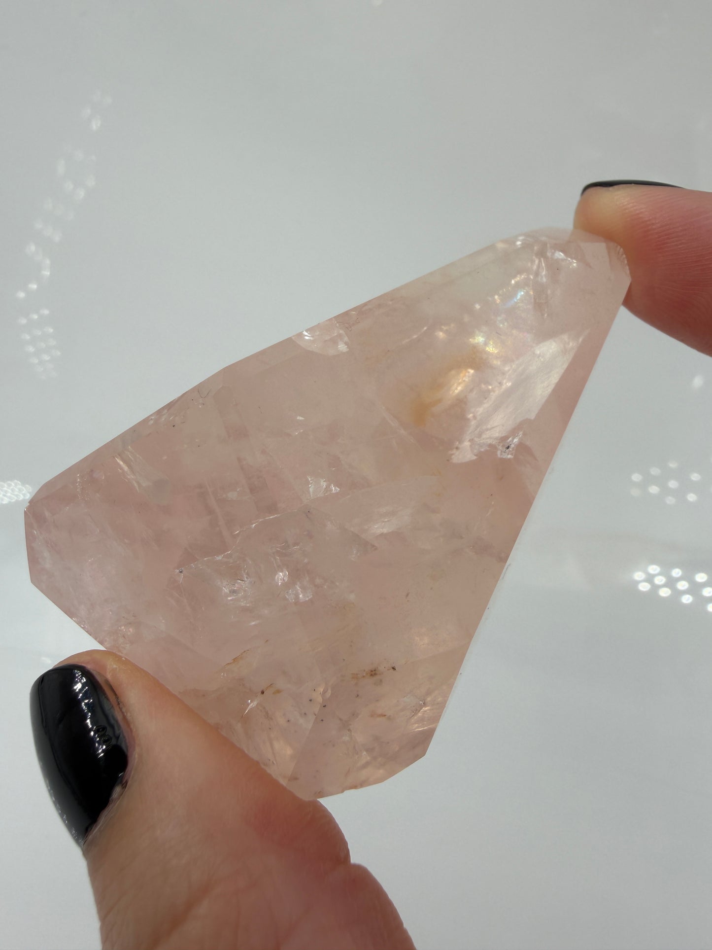 Natürliche Rosenquarz-Freiform aus Brasilien (B-Ware) mit polierter Oberfläche und sichtbaren, echten Naturmerkmalen.