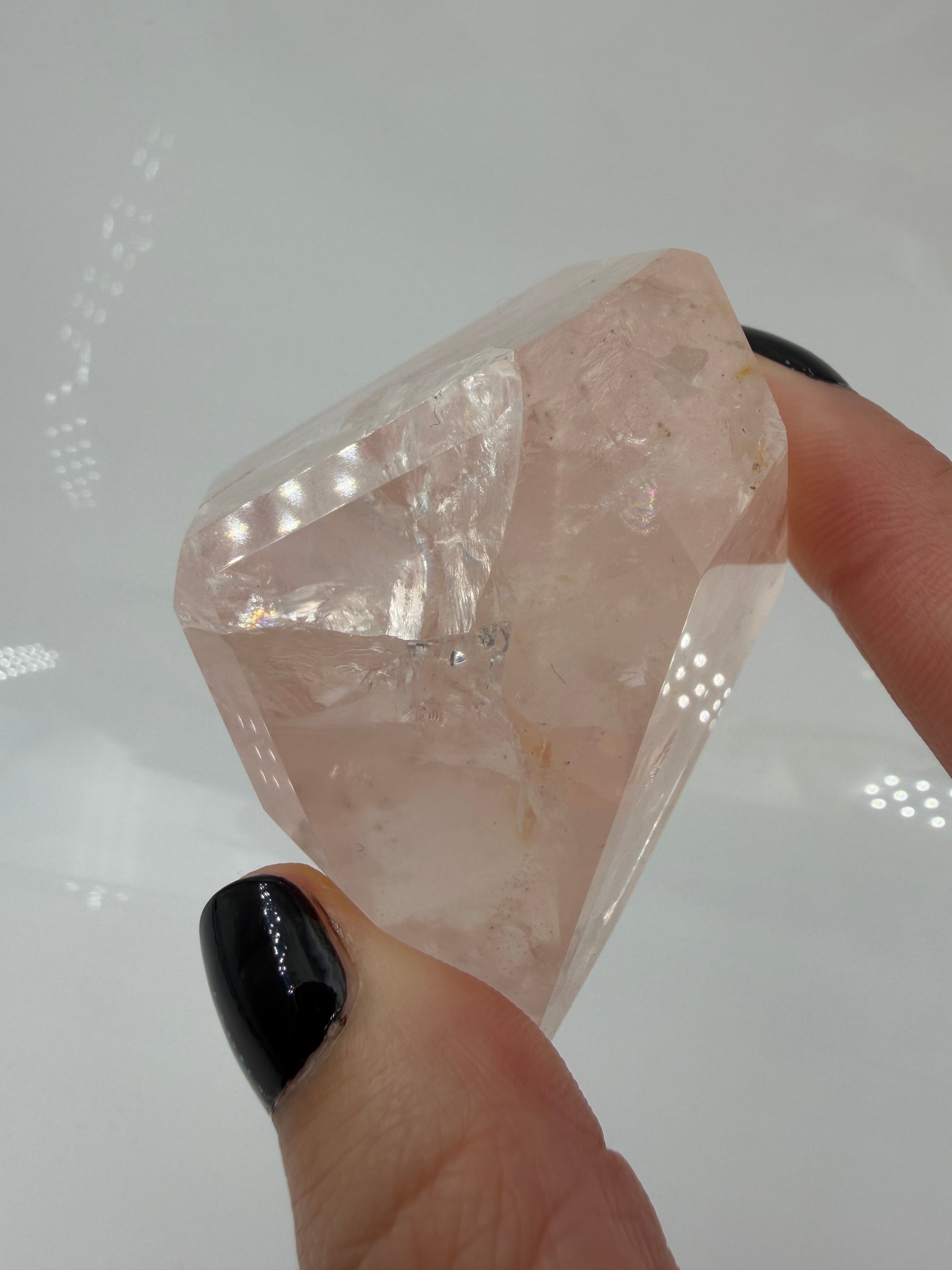 Natürliche Rosenquarz-Freiform aus Brasilien (B-Ware) mit polierter Oberfläche und sichtbaren, echten Naturmerkmalen.