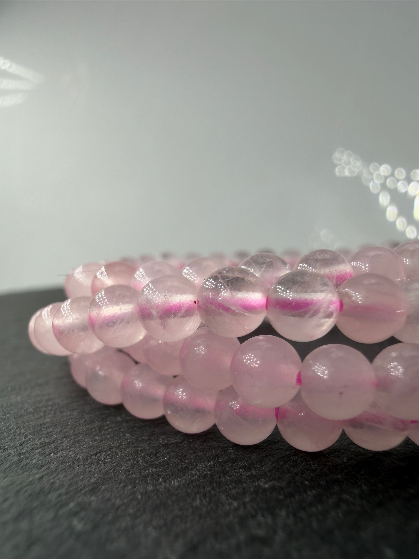 Zartrosa Kugelarmband aus poliertem Rosenquarz auf elastischem Band für Kinder.