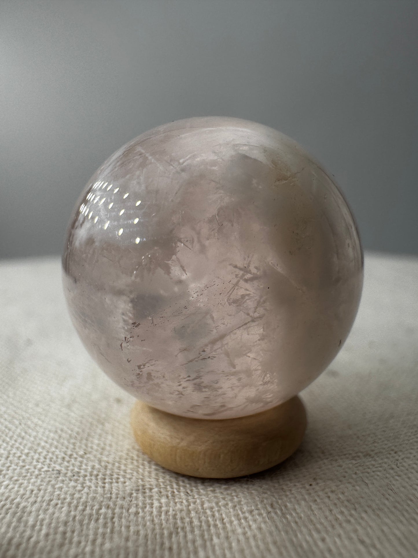 Kugel aus Rosenquarz mit Einschlüssen und sichtbarem Asterismus (sechsstrahliger Stern), Durchmesser 2,3 cm.