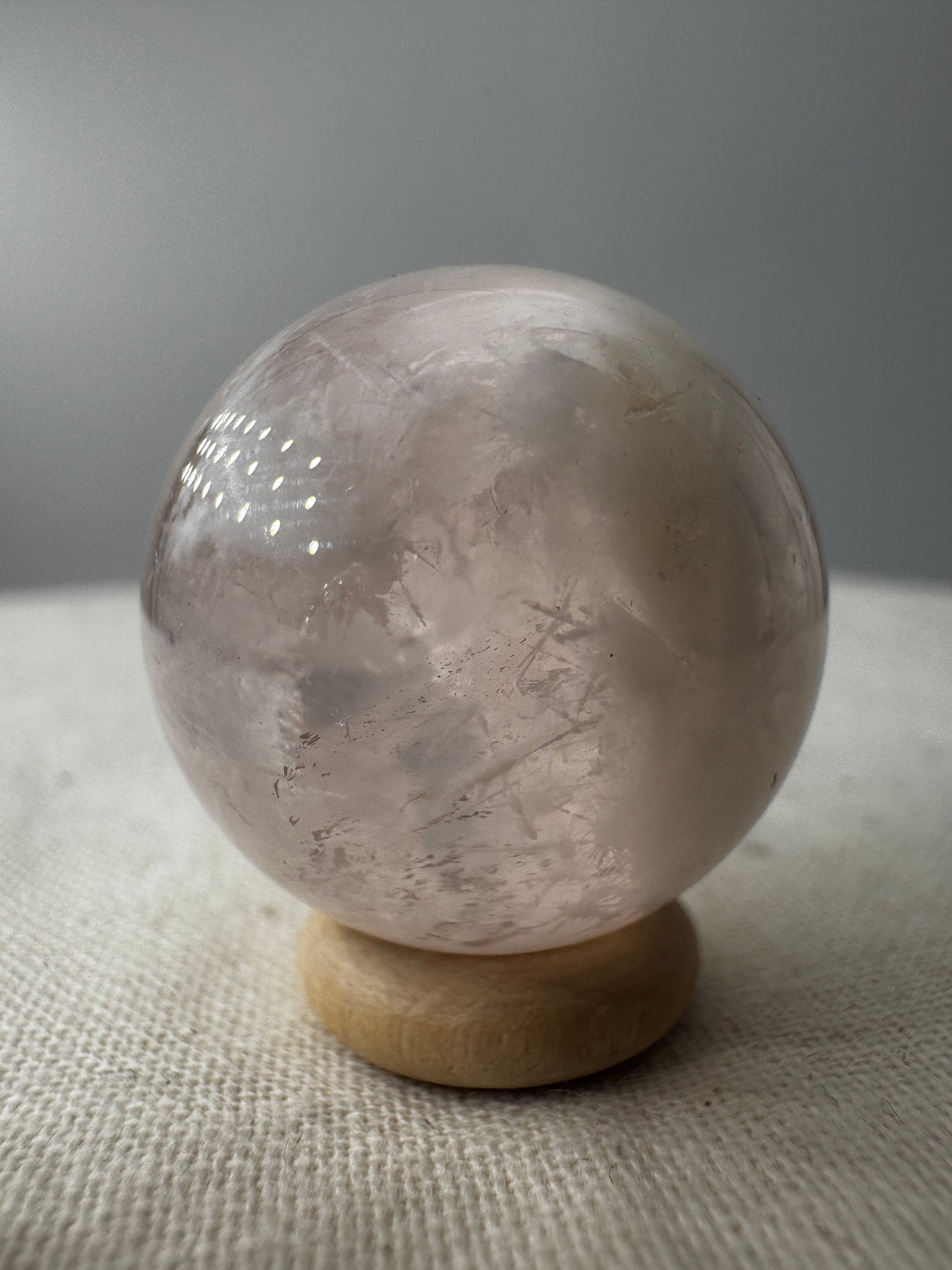 Kugel aus Rosenquarz mit Einschlüssen und sichtbarem Asterismus (sechsstrahliger Stern), Durchmesser 2,3 cm.