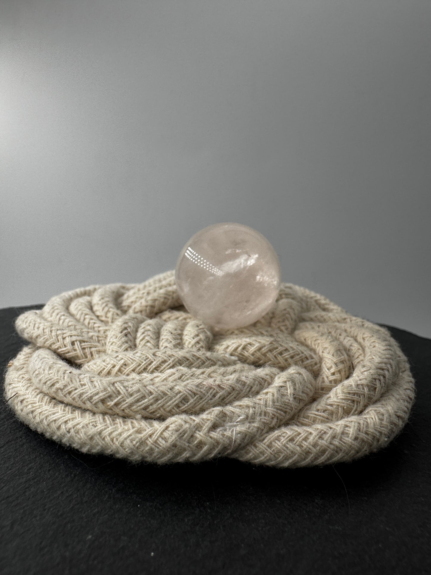Rosenquarz-Kugel in Zartrosa mit weißen Einschlüssen, Ø 2,7 cm.