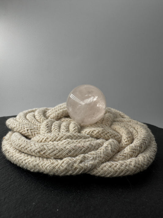 Rosenquarz-Kugel in Zartrosa mit weißen Einschlüssen, Ø 2,7 cm.