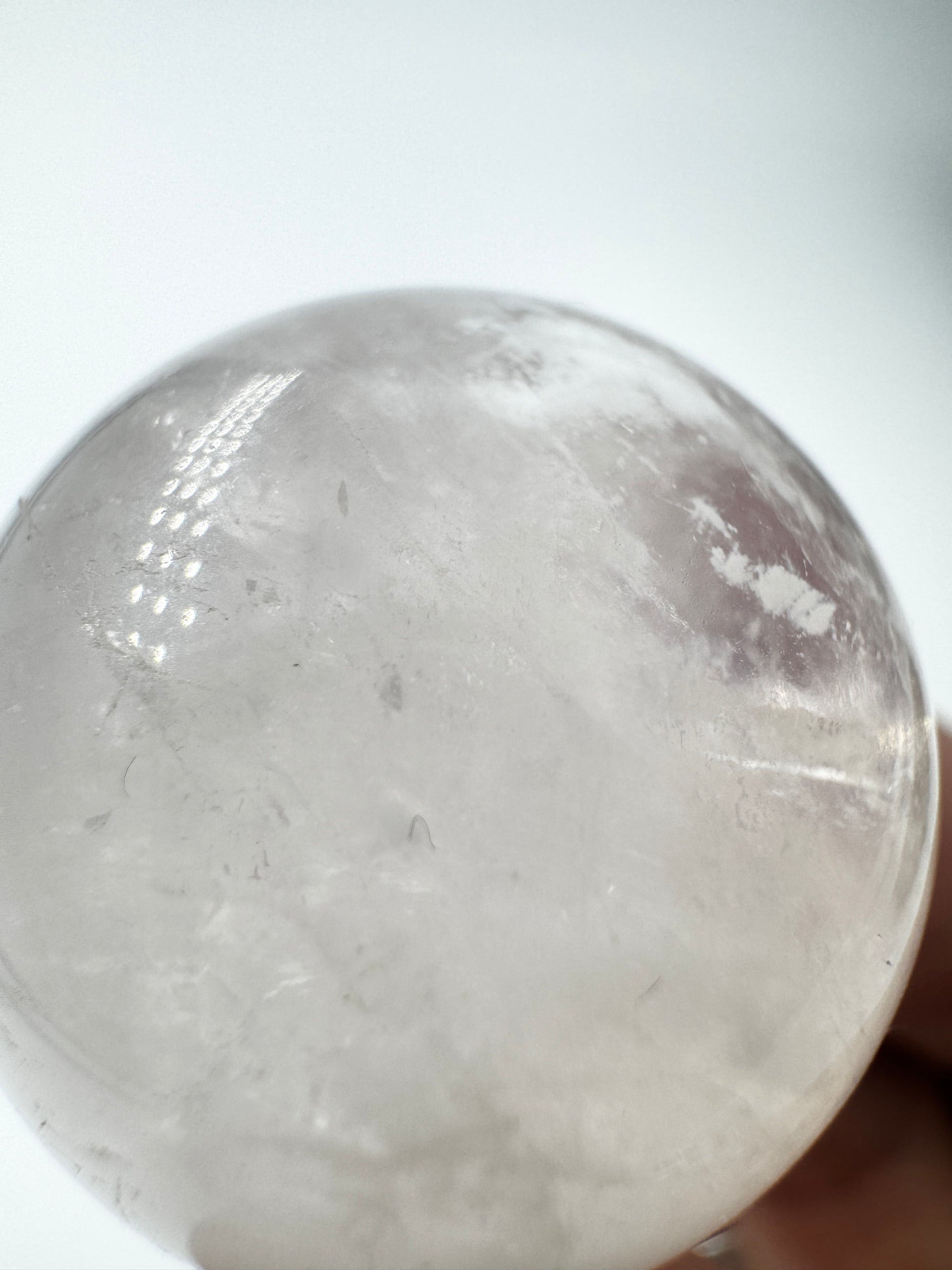 Rosenquarz-Kugel in Zartrosa mit weißen Einschlüssen, Ø 2,7 cm.