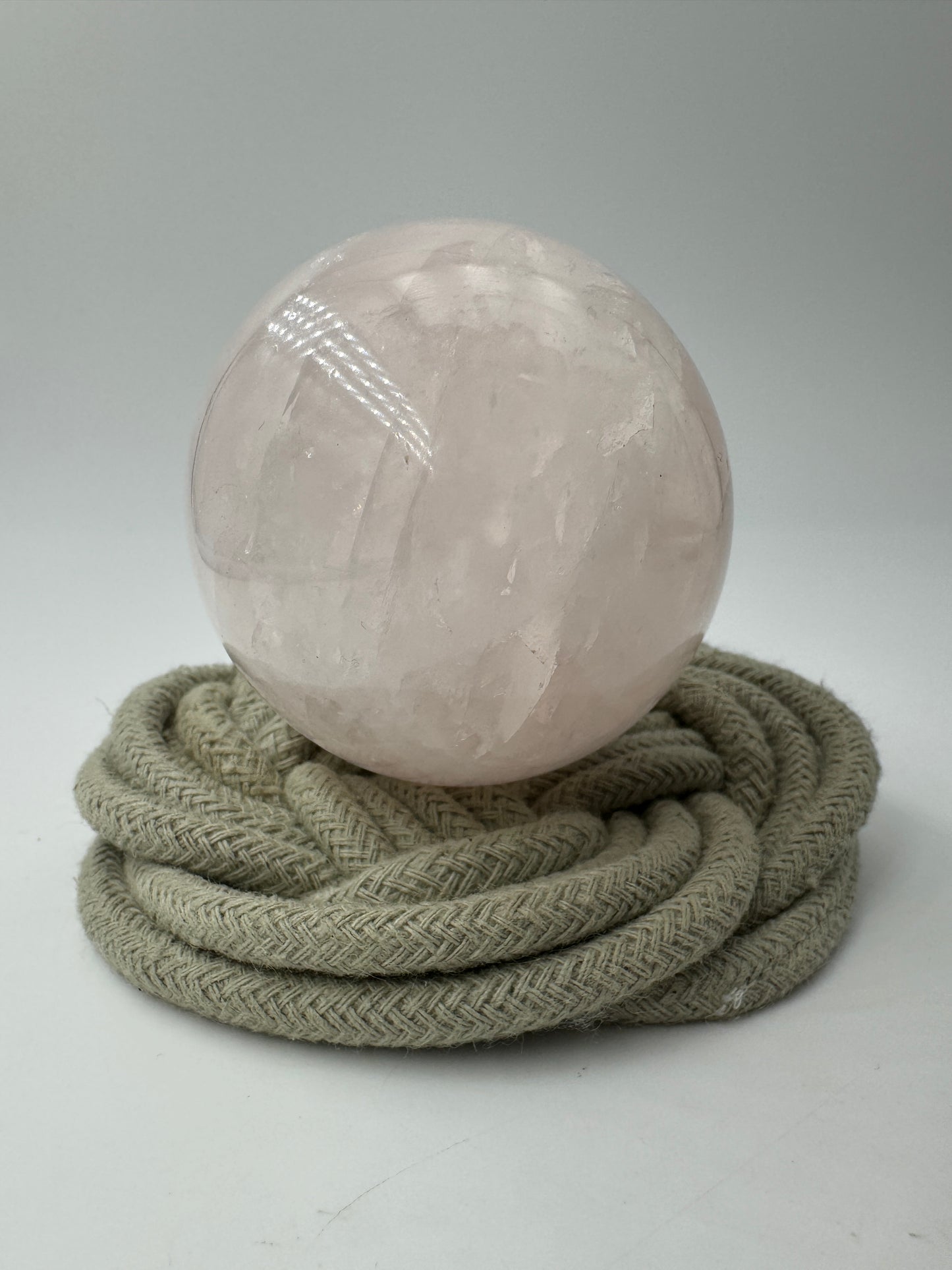Rosenquarz Kugel RK36, Ø 5,8 cm – rosafarbene Quarzvarietät mit inneren Regenbögen und leichtem Asterismus (Stern), sphärisch poliert, Einzelstück.