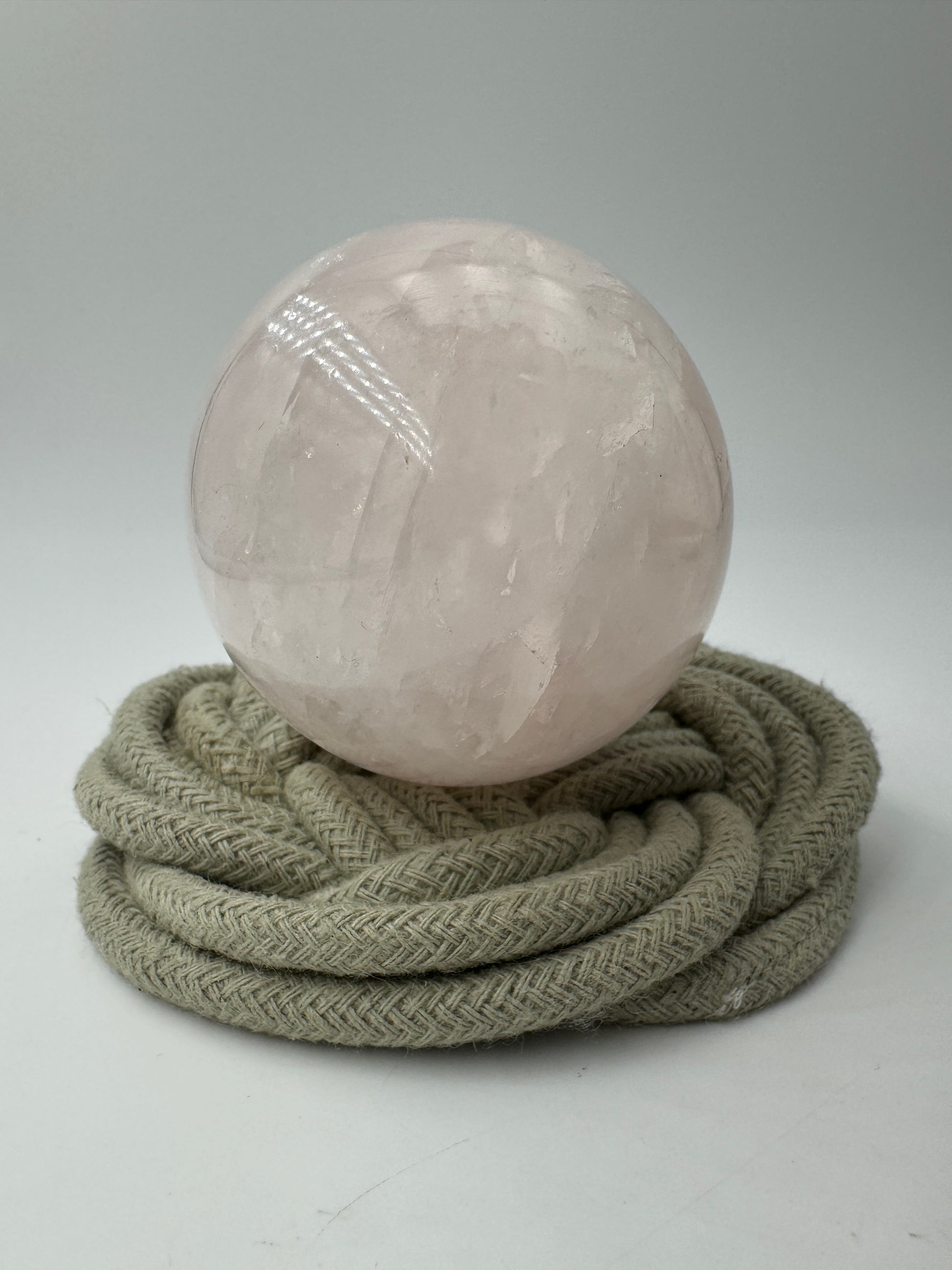 Rosenquarz Kugel RK36, Ø 5,8 cm – rosafarbene Quarzvarietät mit inneren Regenbögen und leichtem Asterismus (Stern), sphärisch poliert, Einzelstück.