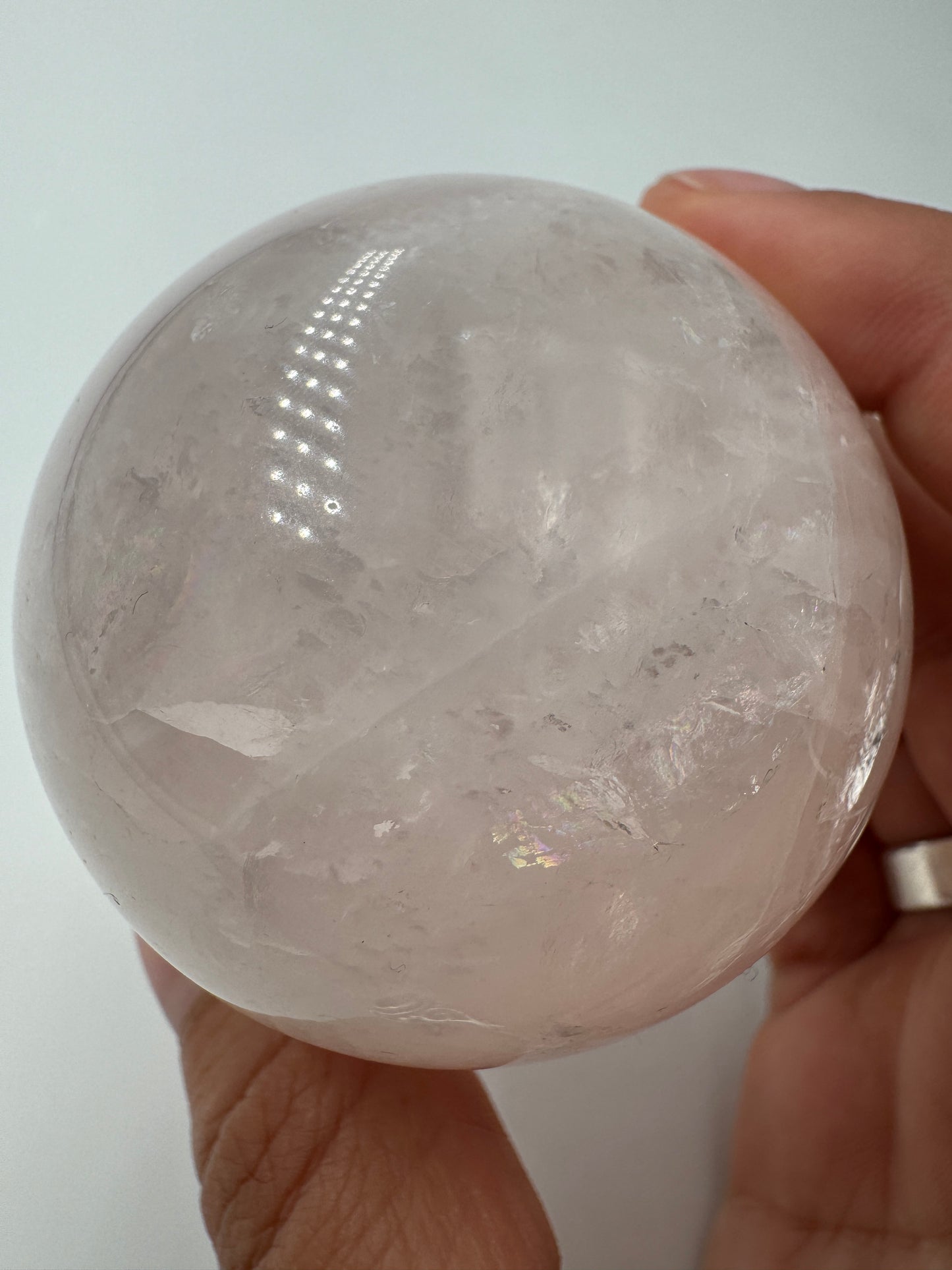 Rosenquarz Kugel RK36, Ø 5,8 cm – rosafarbene Quarzvarietät mit inneren Regenbögen und leichtem Asterismus (Stern), sphärisch poliert, Einzelstück.
