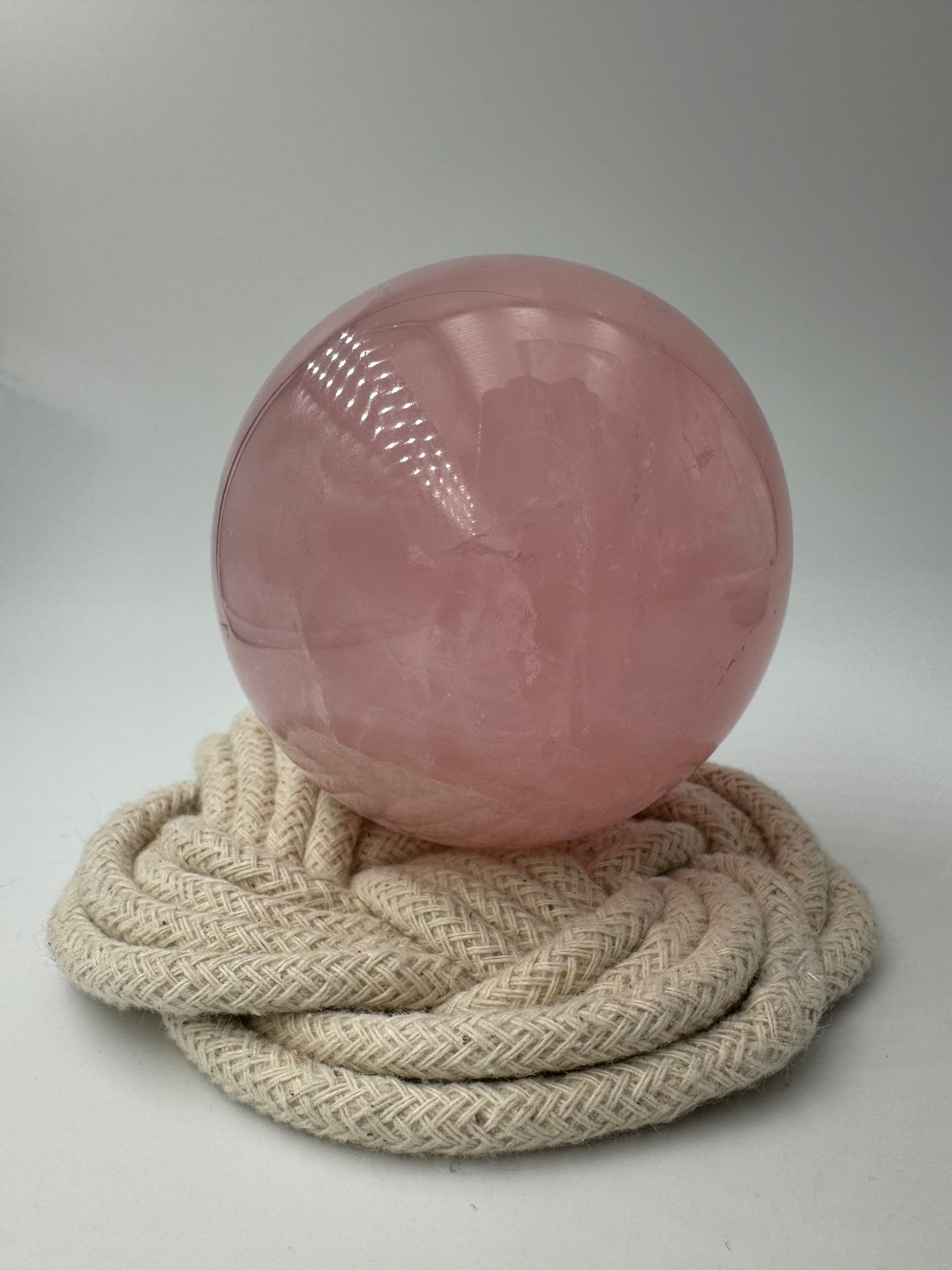 Rosenquarz Kugel RK65, Ø 7,1 cm – rosafarbene Quarzvarietät mit Asterismus (Stern), Rutilglitzer und Eisenoxid-Einschluss, sphärisch poliert, Einzelstück.
