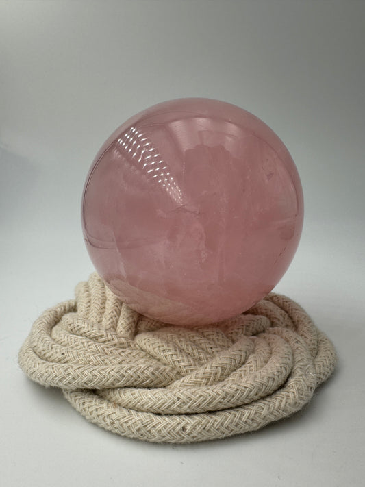 Rosenquarz Kugel RK65, Ø 7,1 cm – rosafarbene Quarzvarietät mit Asterismus (Stern), Rutilglitzer und Eisenoxid-Einschluss, sphärisch poliert, Einzelstück.