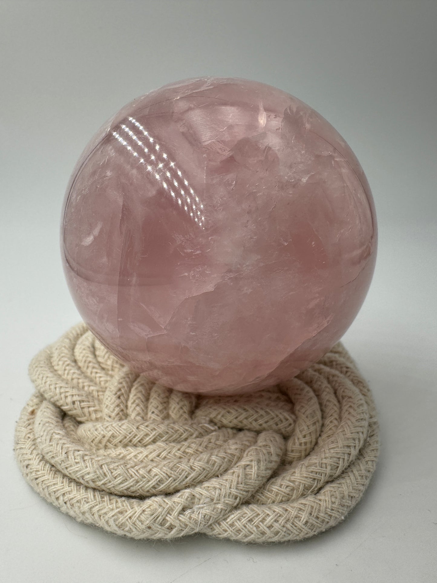 Rosenquarz Kugel RKB77, Ø 7,5 cm – rosafarbene Quarzvarietät mit seltenem Asterismus-Effekt (sechsstrahliger Stern), sphärisch poliert, Einzelstück.
