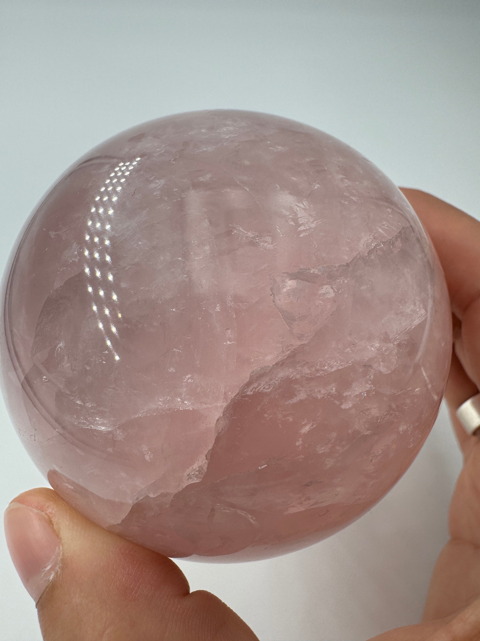 Rosenquarz Kugel RKB77, Ø 7,5 cm – rosafarbene Quarzvarietät mit seltenem Asterismus-Effekt (sechsstrahliger Stern), sphärisch poliert, Einzelstück.