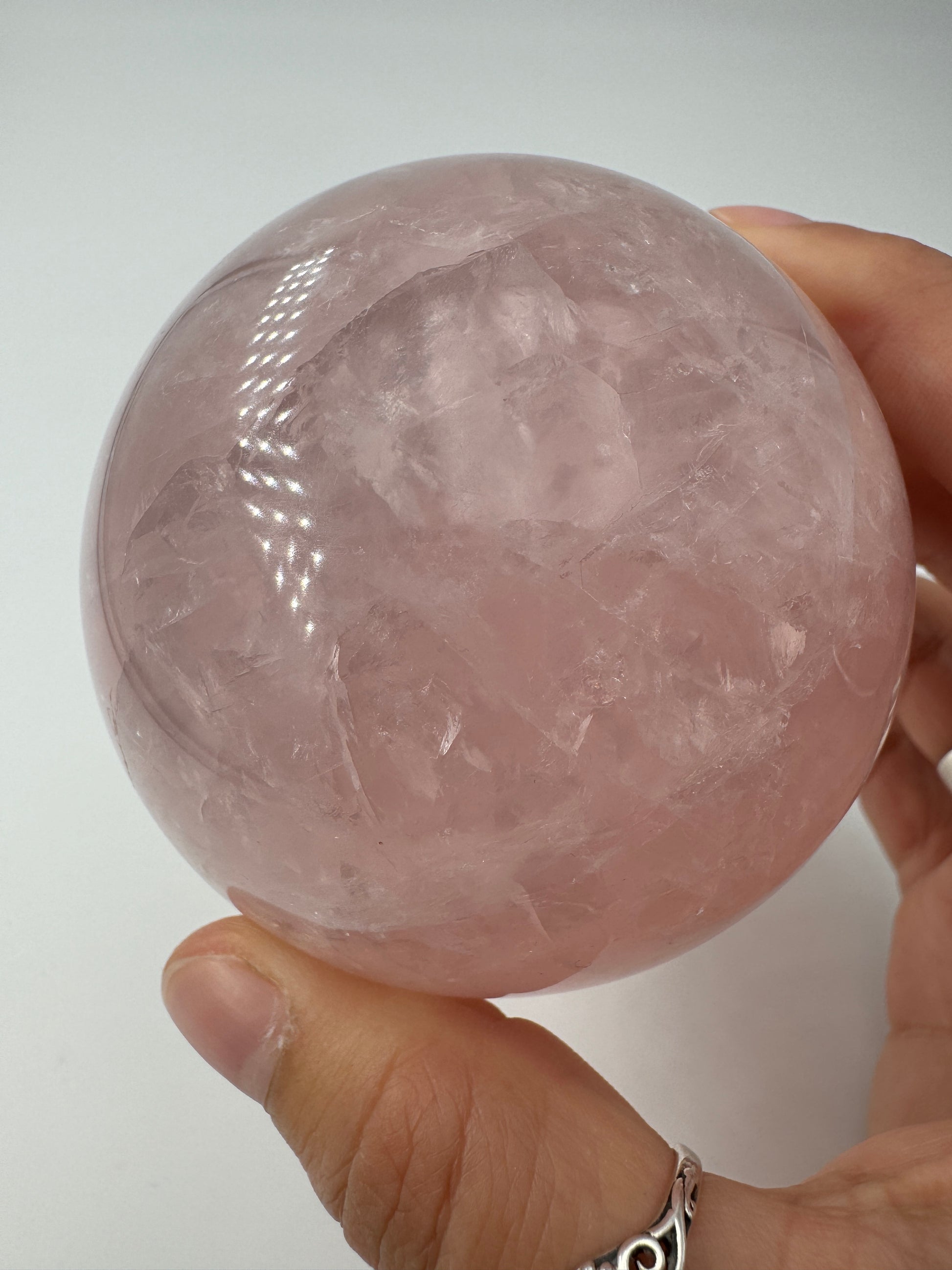 Rosenquarz Kugel RKB77, Ø 7,5 cm – rosafarbene Quarzvarietät mit seltenem Asterismus-Effekt (sechsstrahliger Stern), sphärisch poliert, Einzelstück.