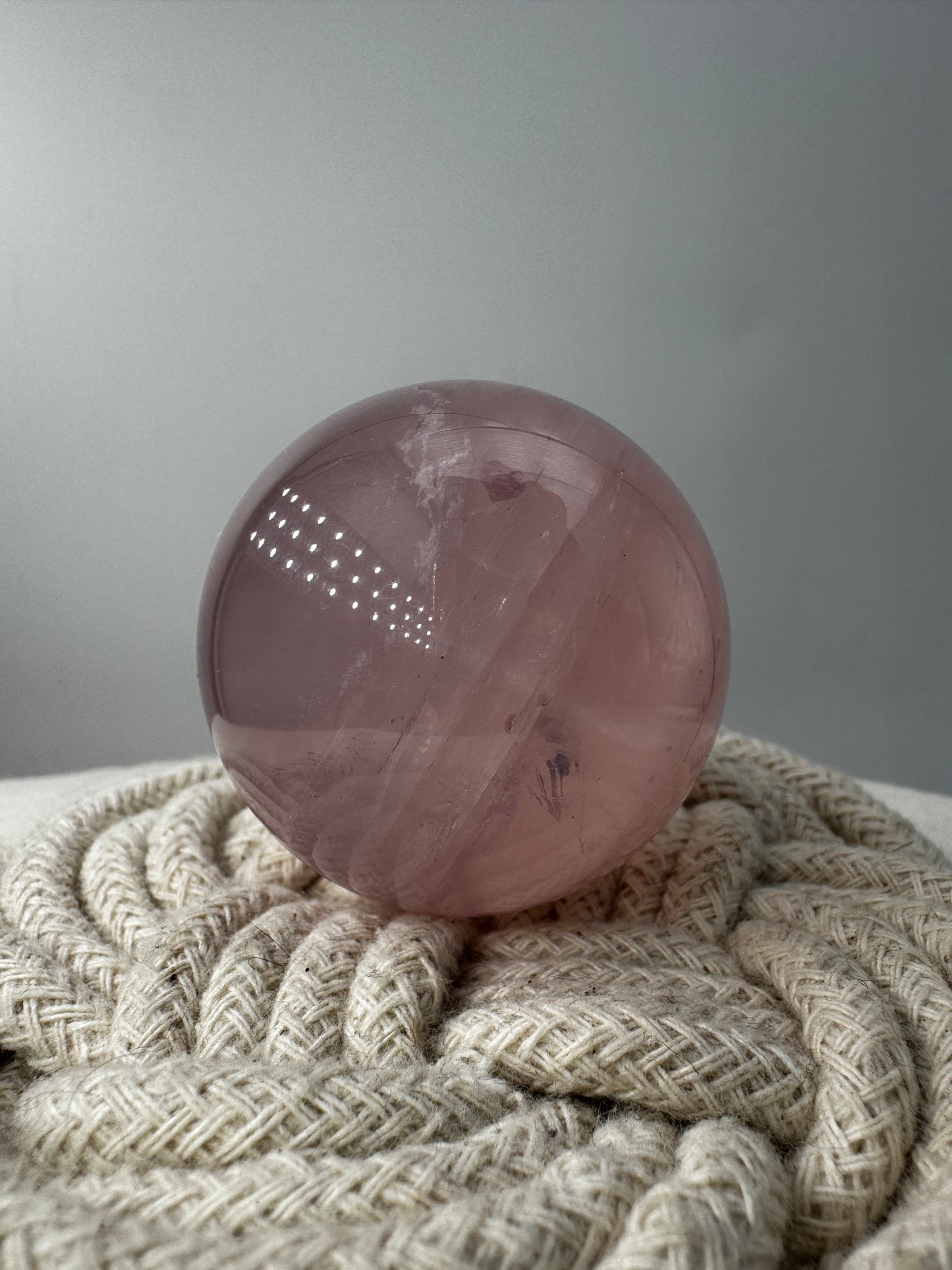 Polierte Rosenquarz-Kugel RQ39, Ø 4,3 cm – makrokristalliner Quarz mit zartem Rosé-Ton und feiner Transluzenz.