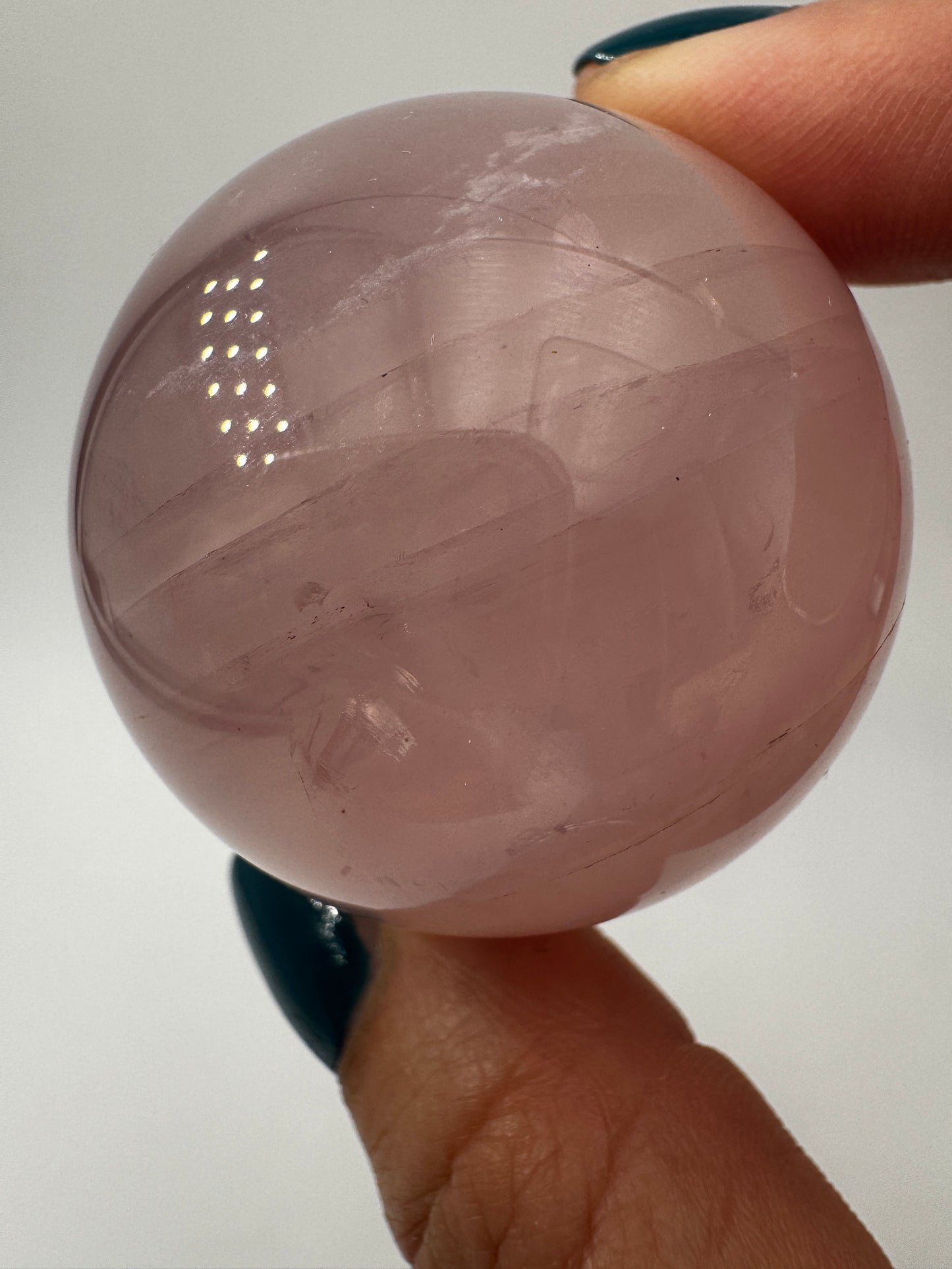 Polierte Rosenquarz-Kugel RQ39, Ø 4,3 cm – makrokristalliner Quarz mit zartem Rosé-Ton und feiner Transluzenz.